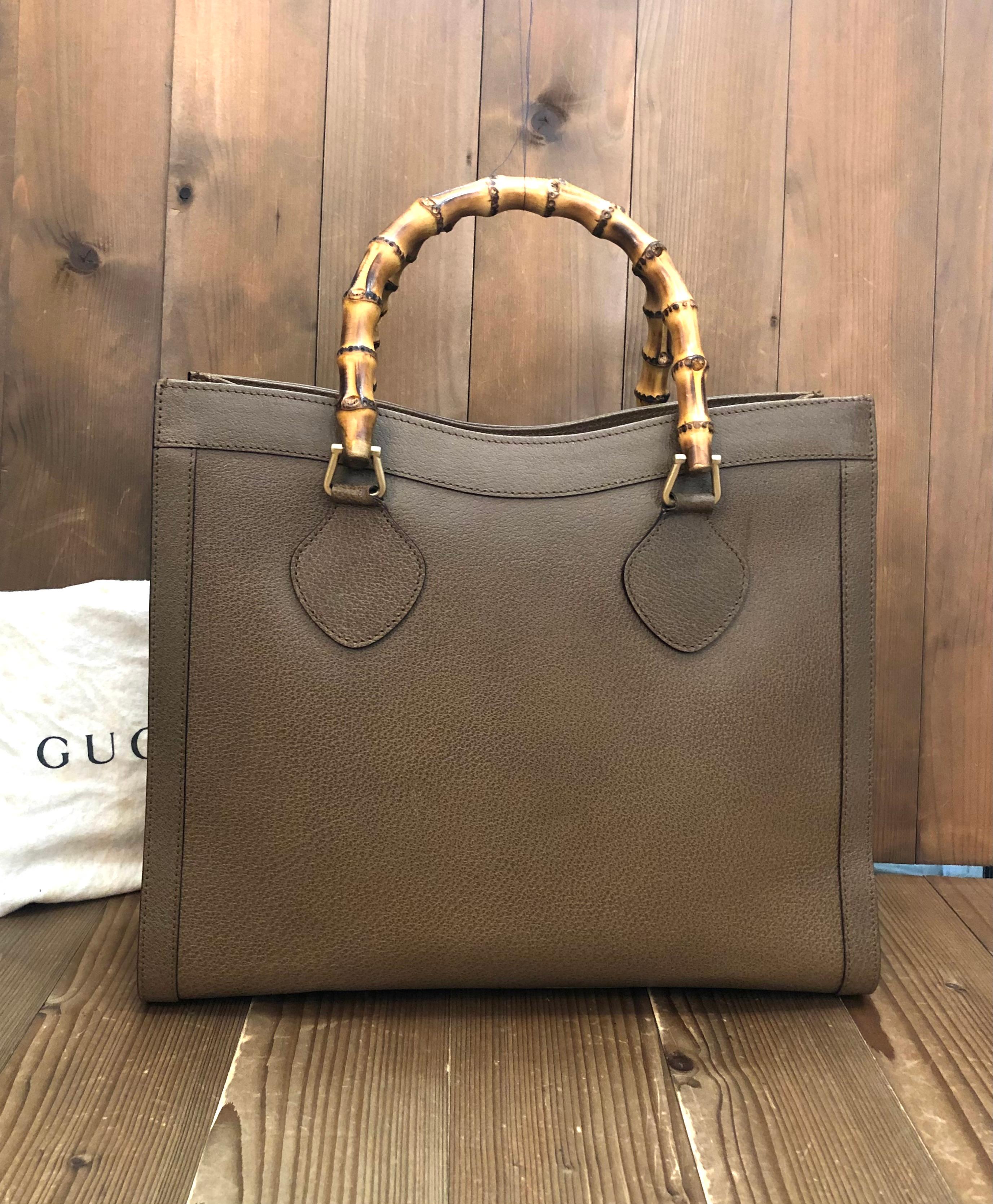 This vintage GUCCI Diana bamboo tote is crafted of pigskin’s leather in brown/green hue and brushed gold toned hardware. Top magnetic snap closure opens to Gucci’s iconic diamanté jacquard interior featuring two main compartments/one zippered