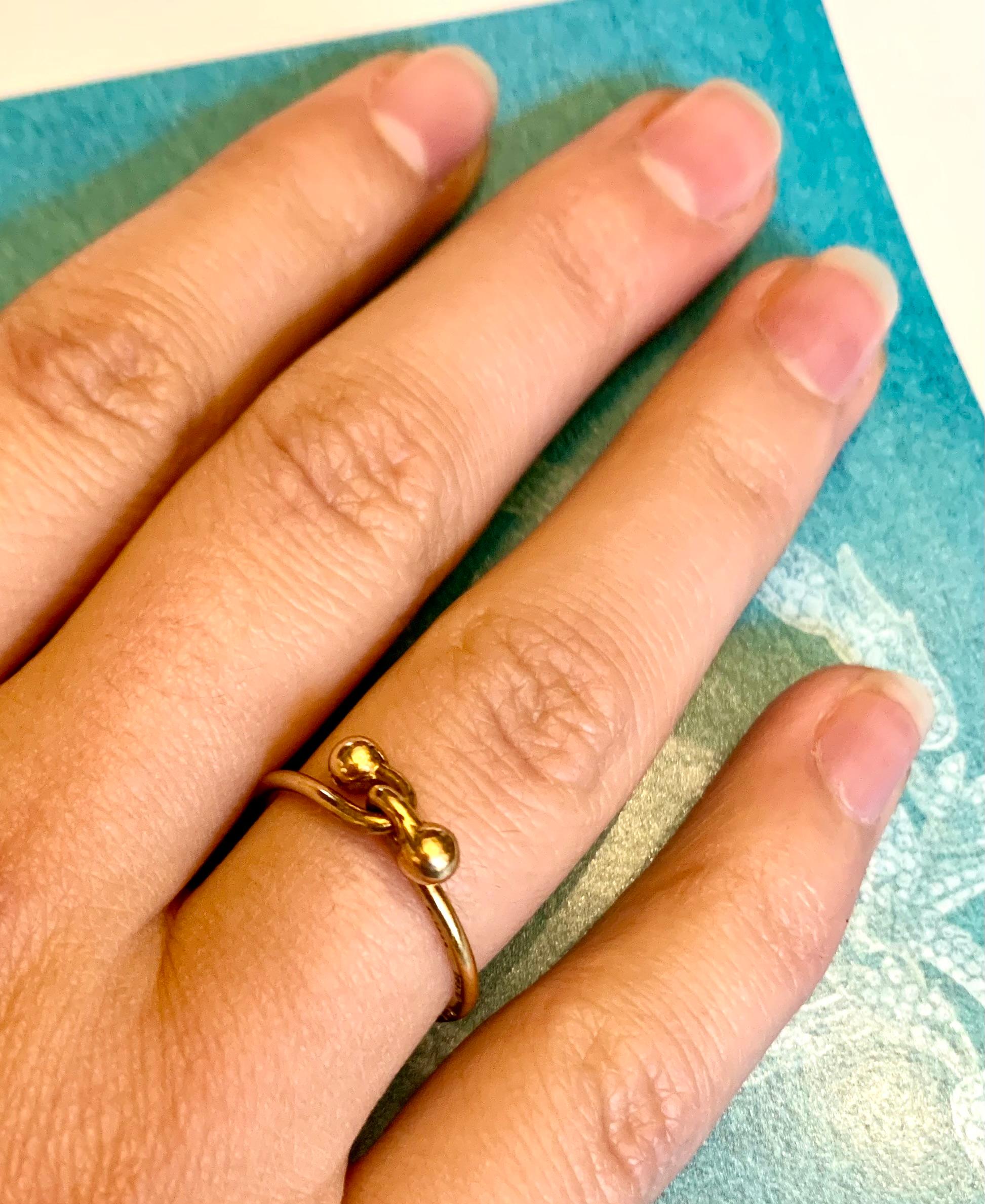 Anello vintage Gucci con doppio gancio in oro giallo 18 carati in vendita 6