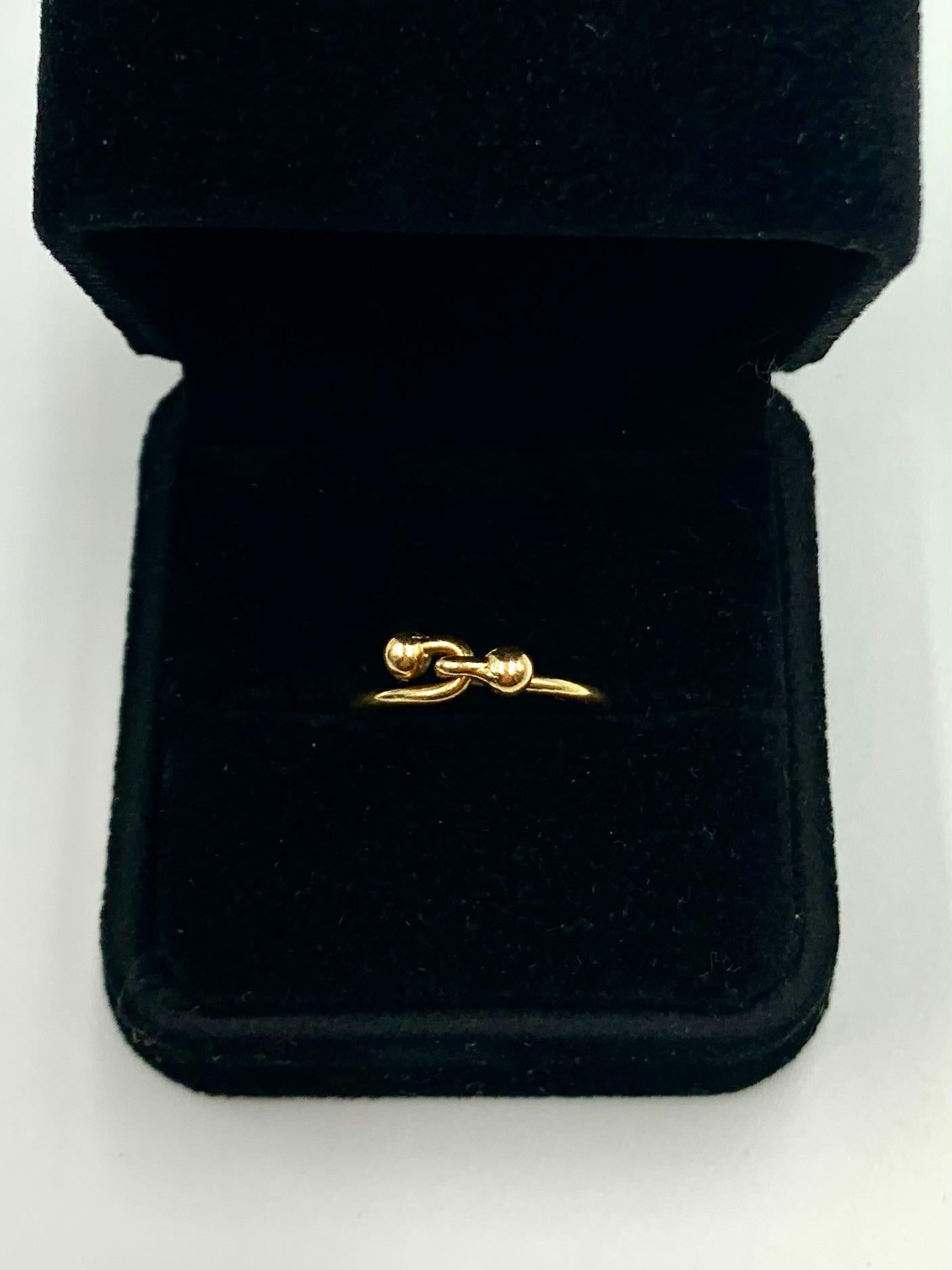 Anello vintage Gucci con doppio gancio in oro giallo 18 carati in vendita 8