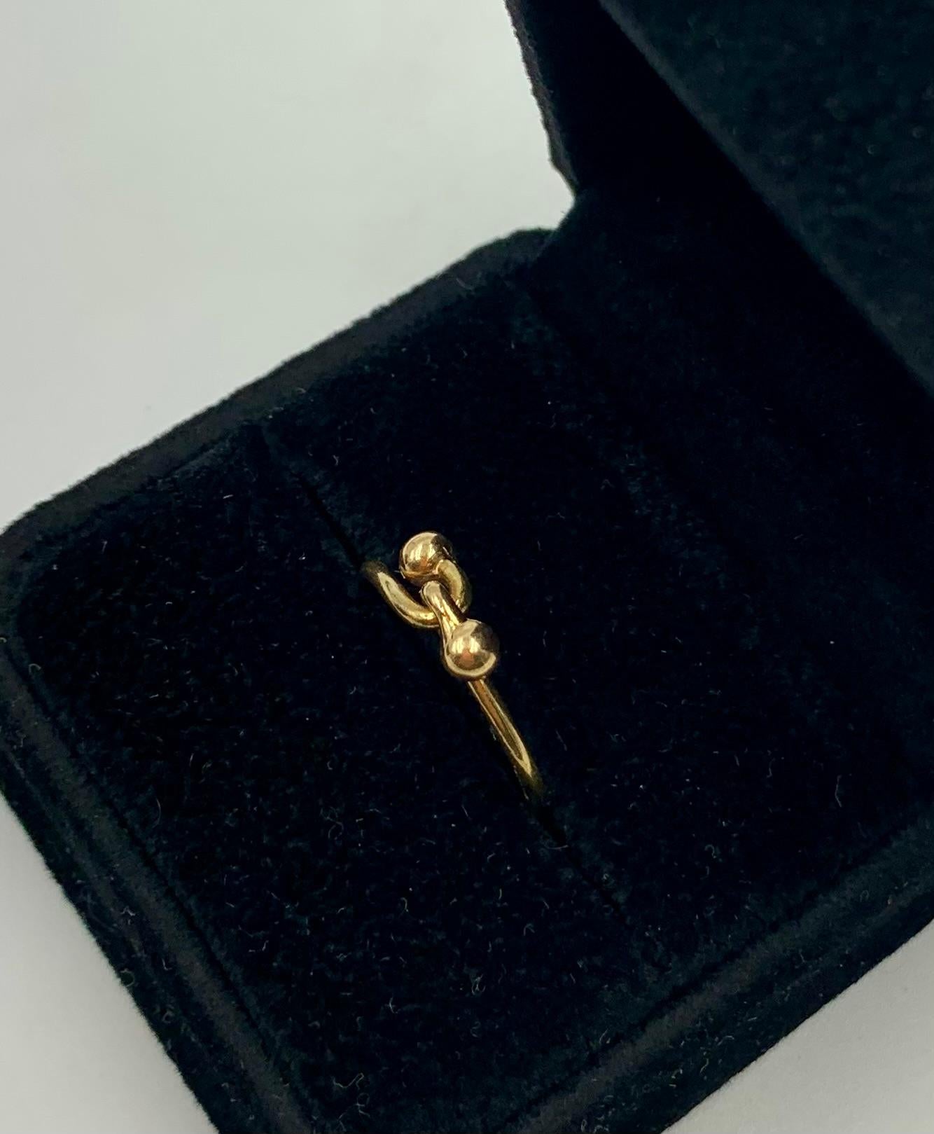 Anello vintage Gucci con doppio gancio in oro giallo 18 carati In condizioni buone in vendita a New York, NY