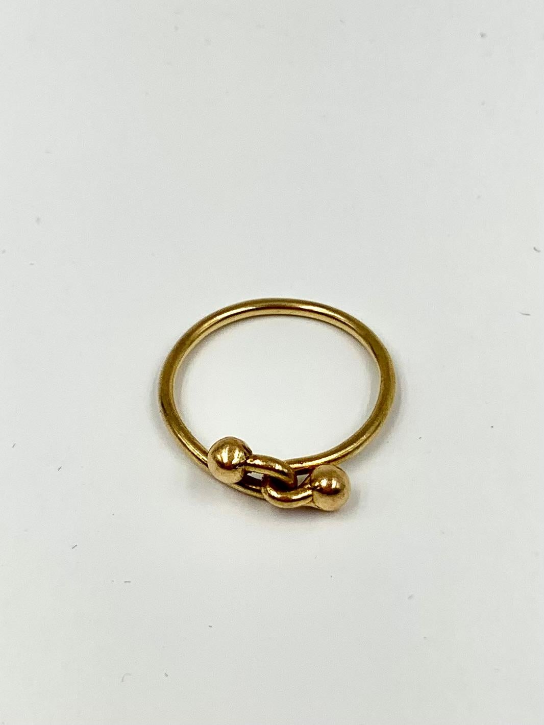 Anello vintage Gucci con doppio gancio in oro giallo 18 carati in vendita 1