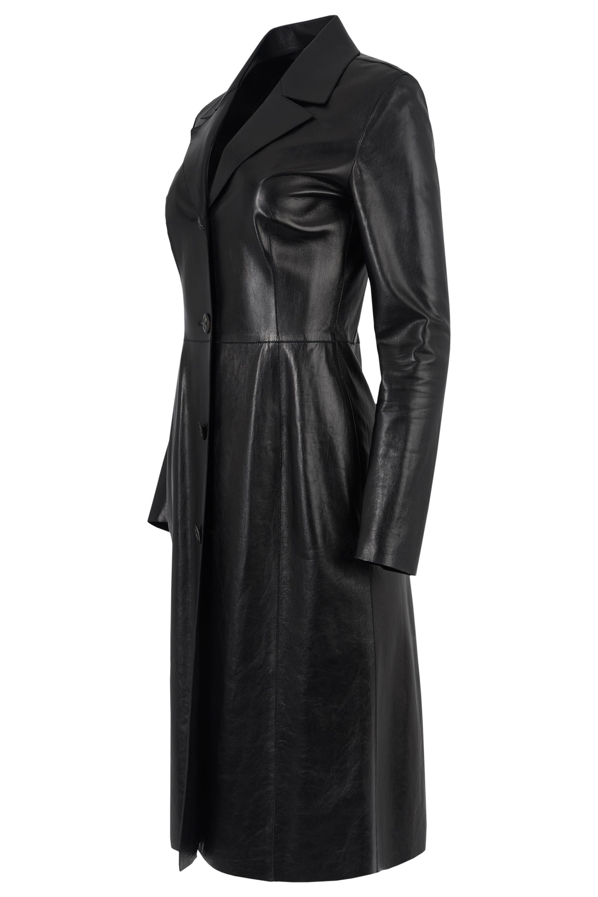 Abrigo de piel vintage Tom Ford for Gucci F/W 1996. Como se ve en la pasarela . Presenta un suave tejido de cuero negro mantecoso, corte entallado, dos bolsillos laterales y se abrocha con tres botones delanteros. En excelente estado.

( versión