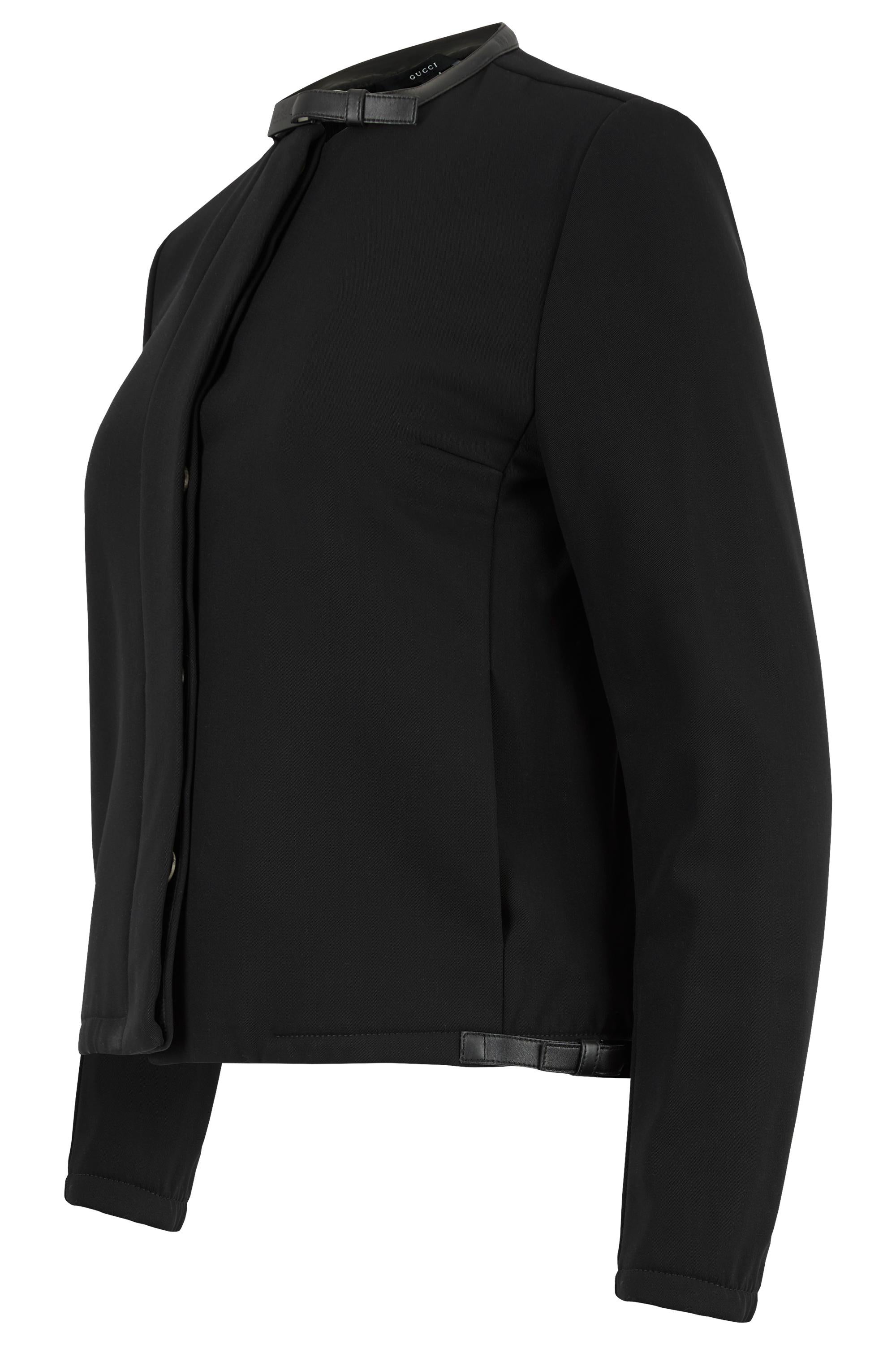 Vintage Gucci F/W 1999 by Tom Ford schwarze Wolljacke.  Die Jacke besteht aus schwarzem Wollstoff und einer Lederschnalle am Halsausschnitt mit eingraviertem Gucci-Logo auf dem Metallbeschlag. Gekürzter Schnitt, zwei Seitentaschen. Wird mit