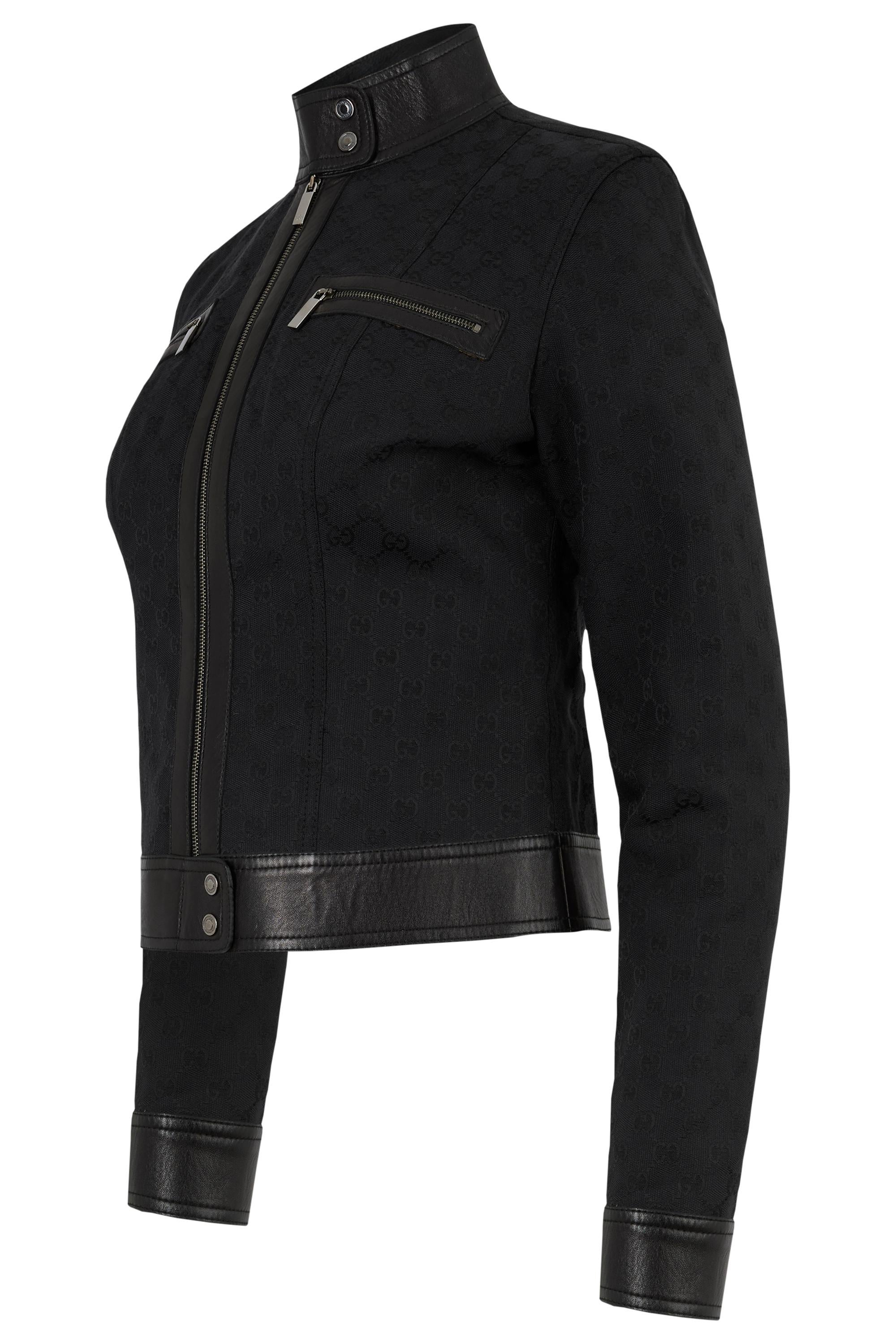Giacca vintage Gucci A/I 2000 by Tom Ford con monogramma nero.  questa giacca iconica presenta il GG jacquard tonale di Gucci con finiture in morbida pelle nera. Il taglio strutturato e ritagliato e l'alto collo a imbuto strizzano l'occhio alle