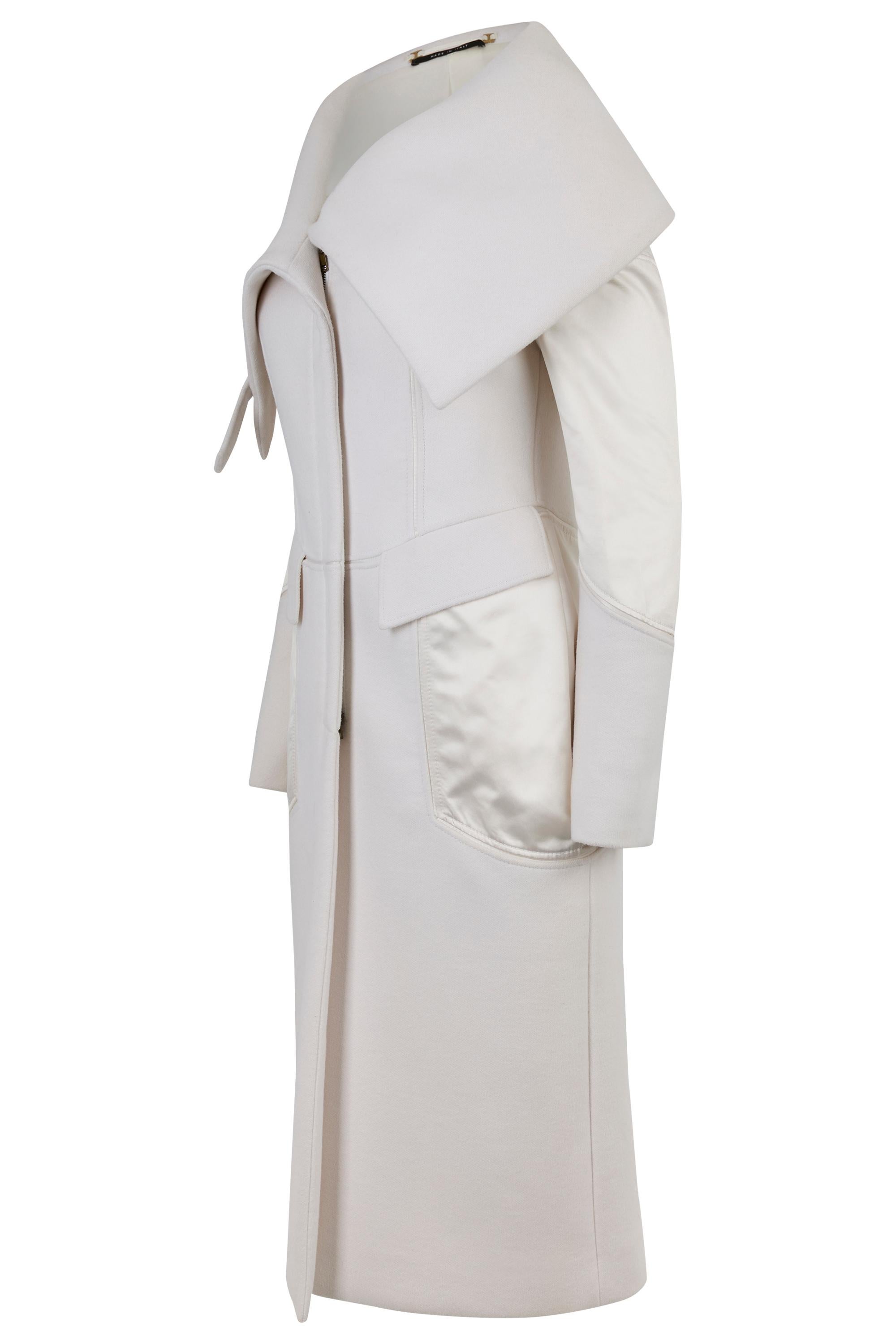 Abrigo vintage de lana blanca Tom Ford for Gucci Otoño Invierno 2003. Como se vio en la pasarela, look 1 de apertura del desfile. Con cuello chal de gran tamaño que se puede llevar hacia arriba o hacia abajo,  dos bolsillos delanteros de gran