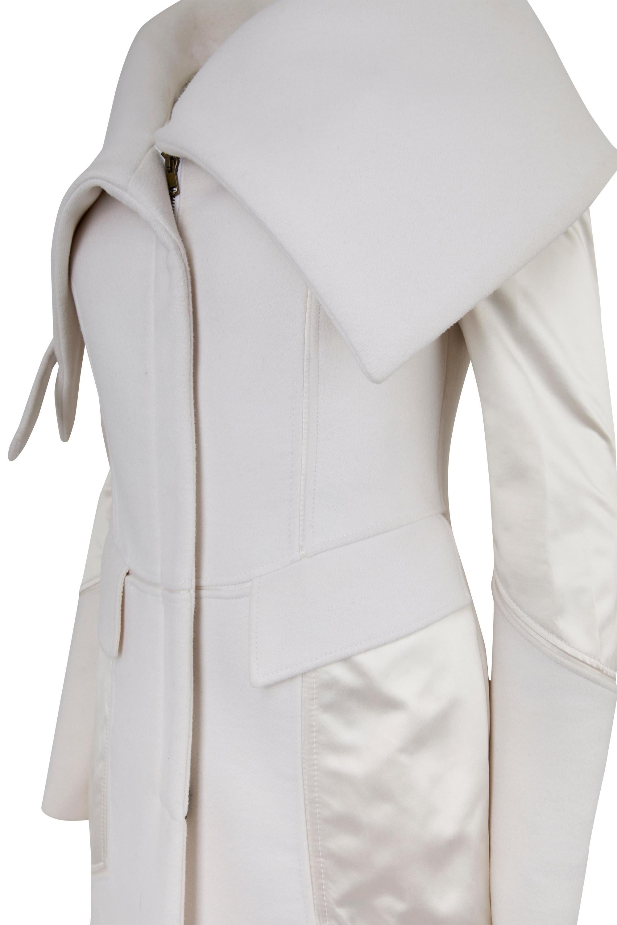 Vintage Gucci F/W 2003 Maxi abrigo blanco de angora y seda Gris en venta