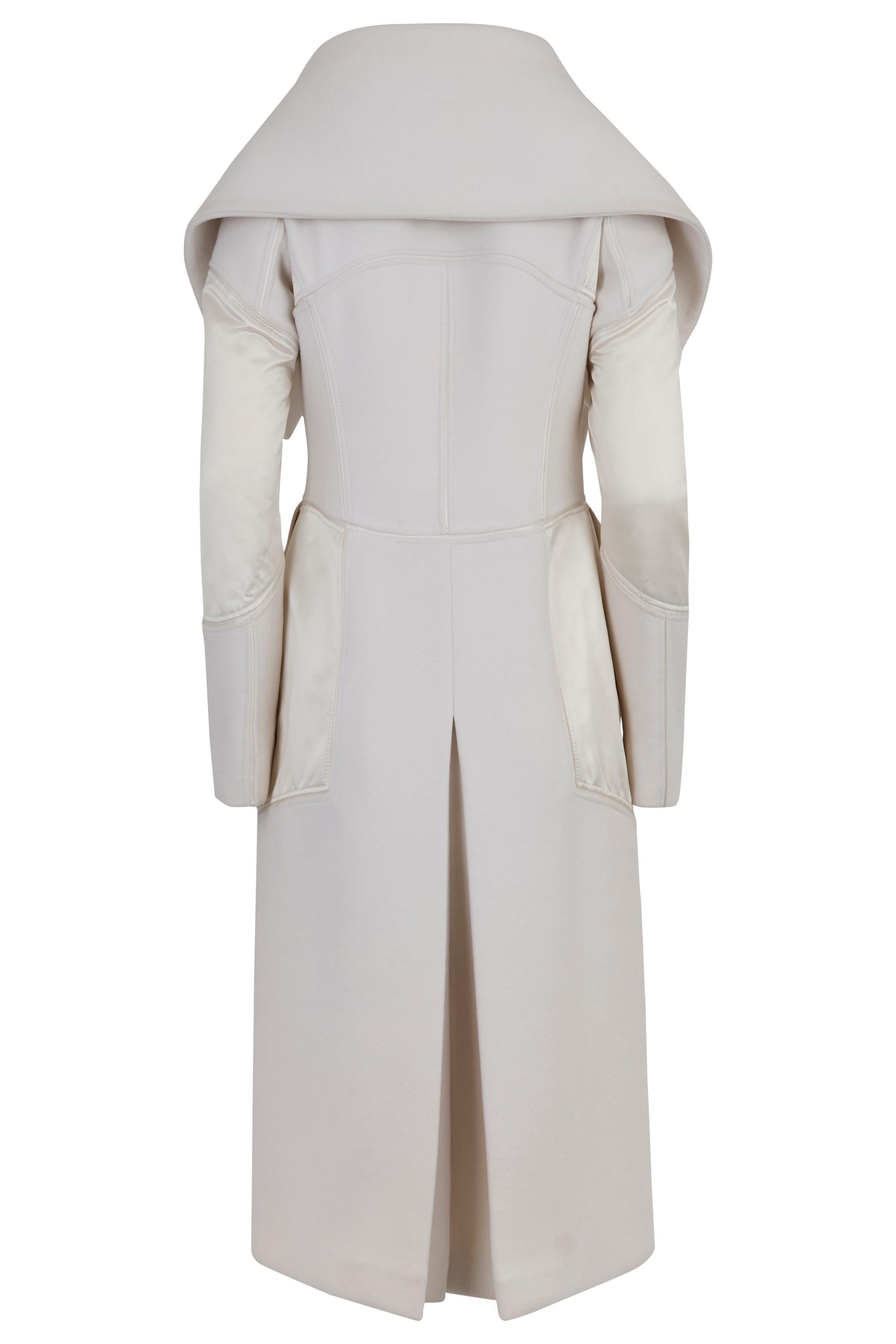 Vintage Gucci F/W 2003 Maxi abrigo blanco de angora y seda en Excelente estado para la venta en London, GB
