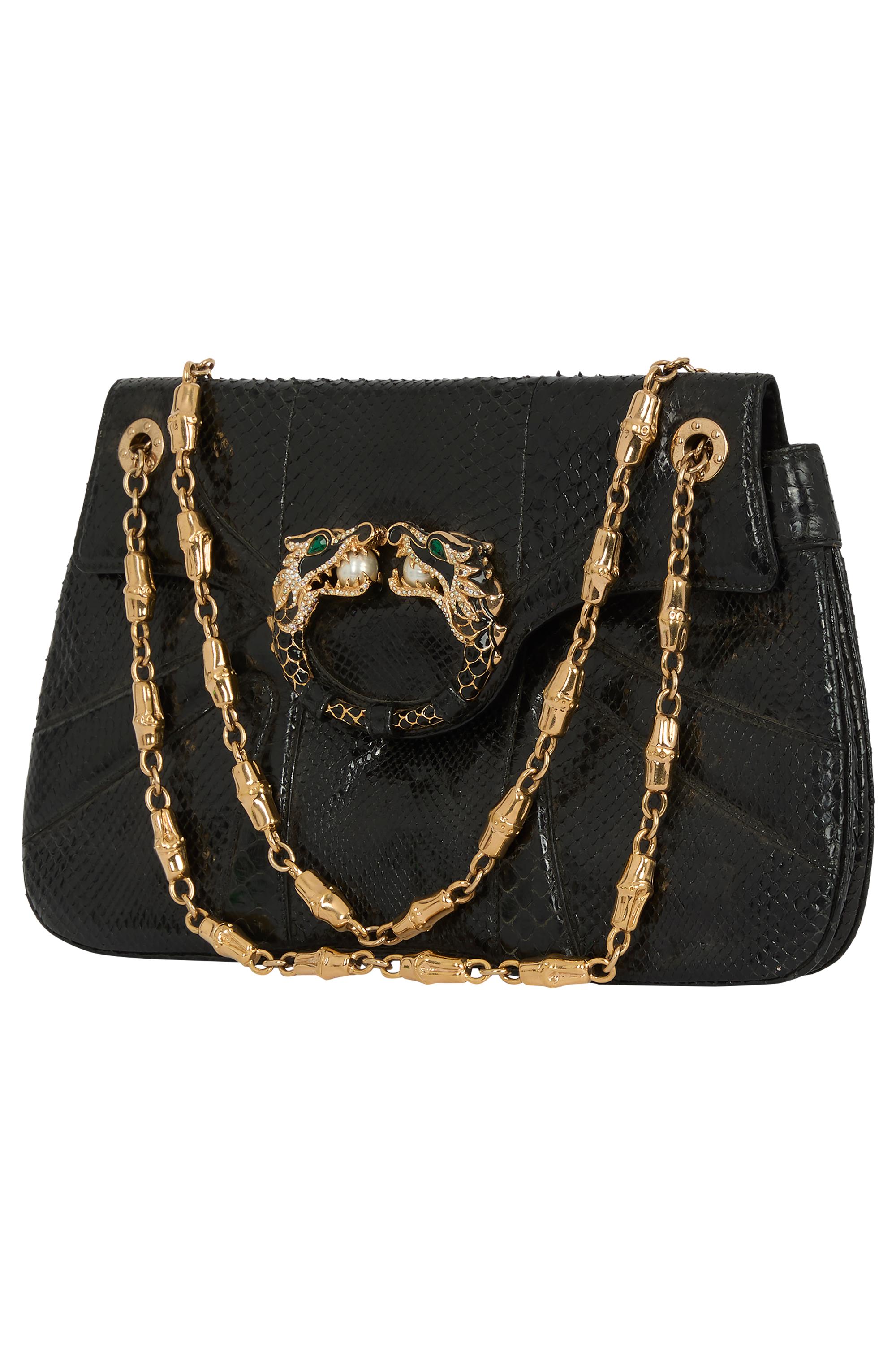 Pochette noire Gucci by Tom Ford Fall Winter 2004. Il est orné d'un dragon au centre et d'une perle au centre, d'un corps en serpent noir, d'une doublure en satin noir, d'une chaîne d'épaule dorée et d'une poche intérieure au dos. Il se ferme à