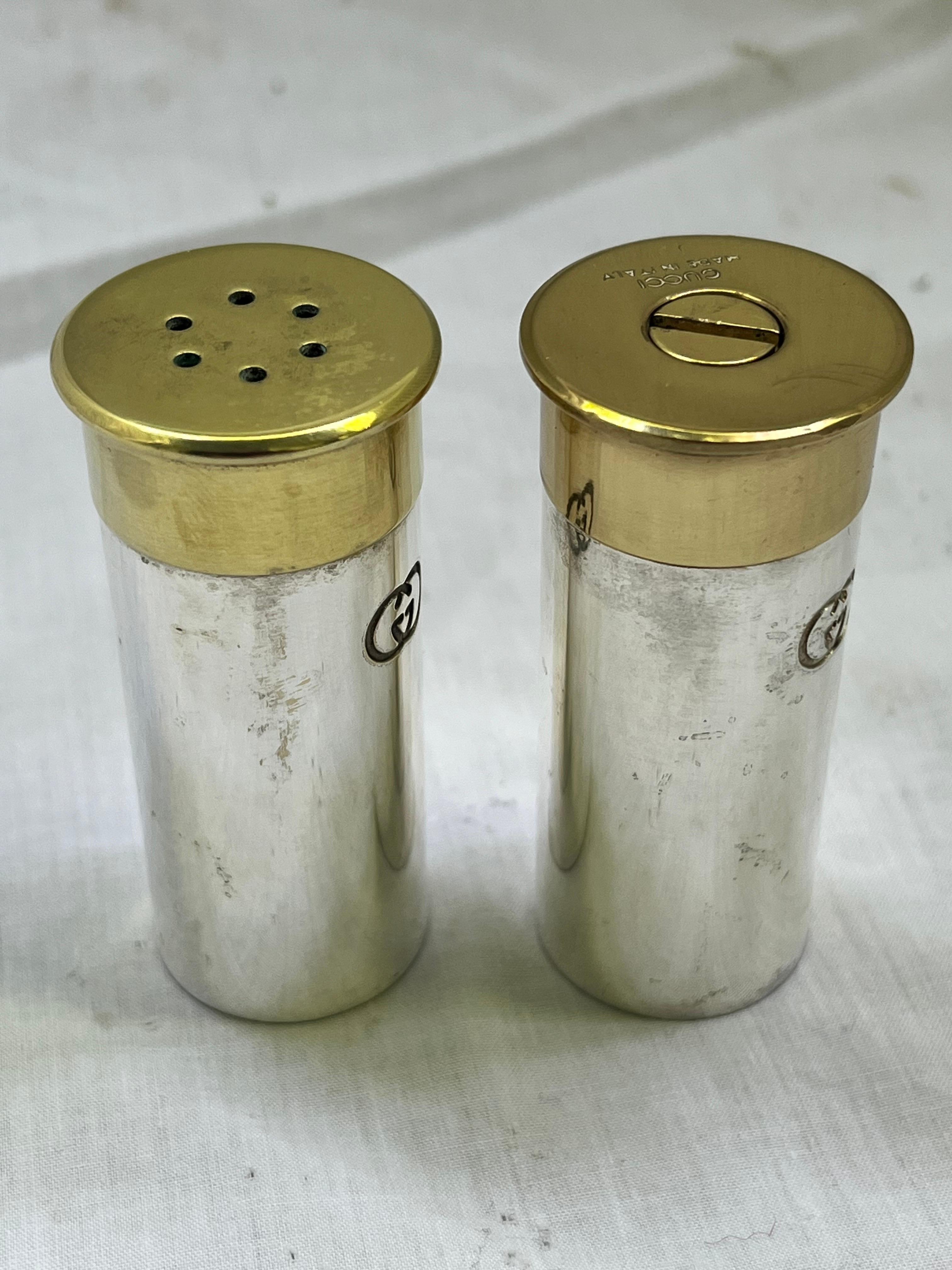 Salière et poivrière vintage Gucci en fausse coquille de fusil de chasse fabriquées en Italie double G en vente 1