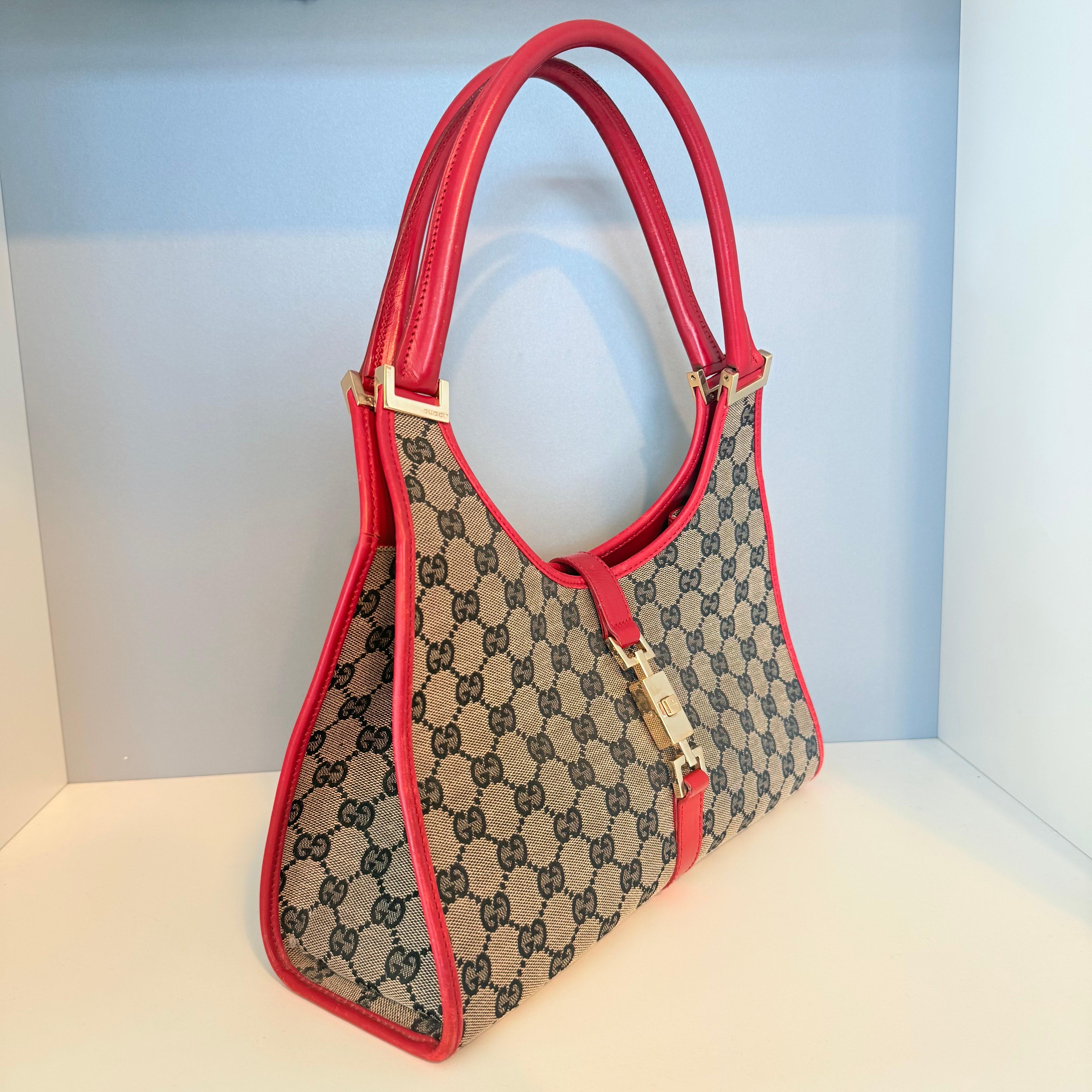 Sac Icone GG Jackie de Gucci
Vintage
Beau cuir rouge 
Toile GG 
Double poignée
Fermeture en métal doré
Poche intérieure zippée
Cm 31 x 25 x 8 (poignées exclues) - 12,2 x 9,8 x 3,14 inches
Livraison express gratuite par Fedex ou DHL