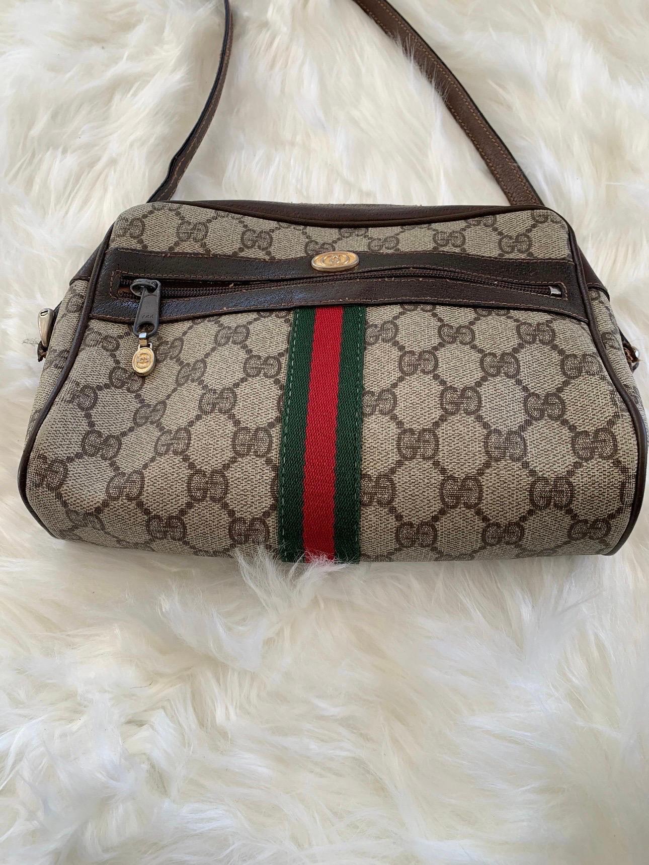 🖤Classic Gucci Ophidia Crossbody🖤

Such a classic and essential piece for your wardrobe! Iconic red and green web stripe is instantly recognizable and pops against the brown GG monogram. 

Condition:
This bag is in vintage condition with some