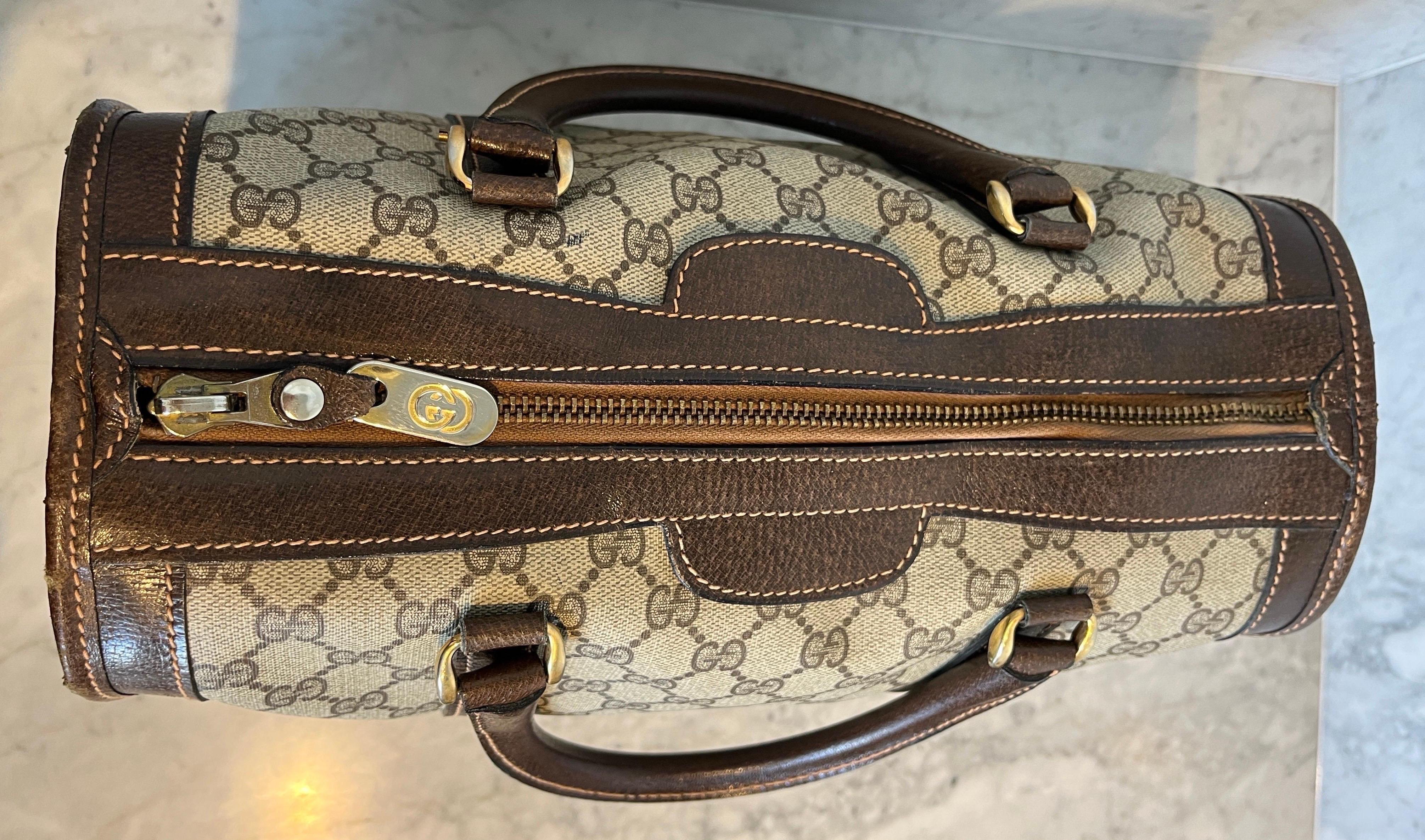 Vintage GUCCI GG PLUS Boston Bag

Gucci Top Handle Bag
Vintage
Neutrals Coated Canvas
GG Plus
Gold-Tone Gucci Hardware
Leather Trim
Rolled Handles
Leather Trim Embellishment
Jacquard Lining & Single Interior Pocket
Zip Closure at Top
length 33cm /13