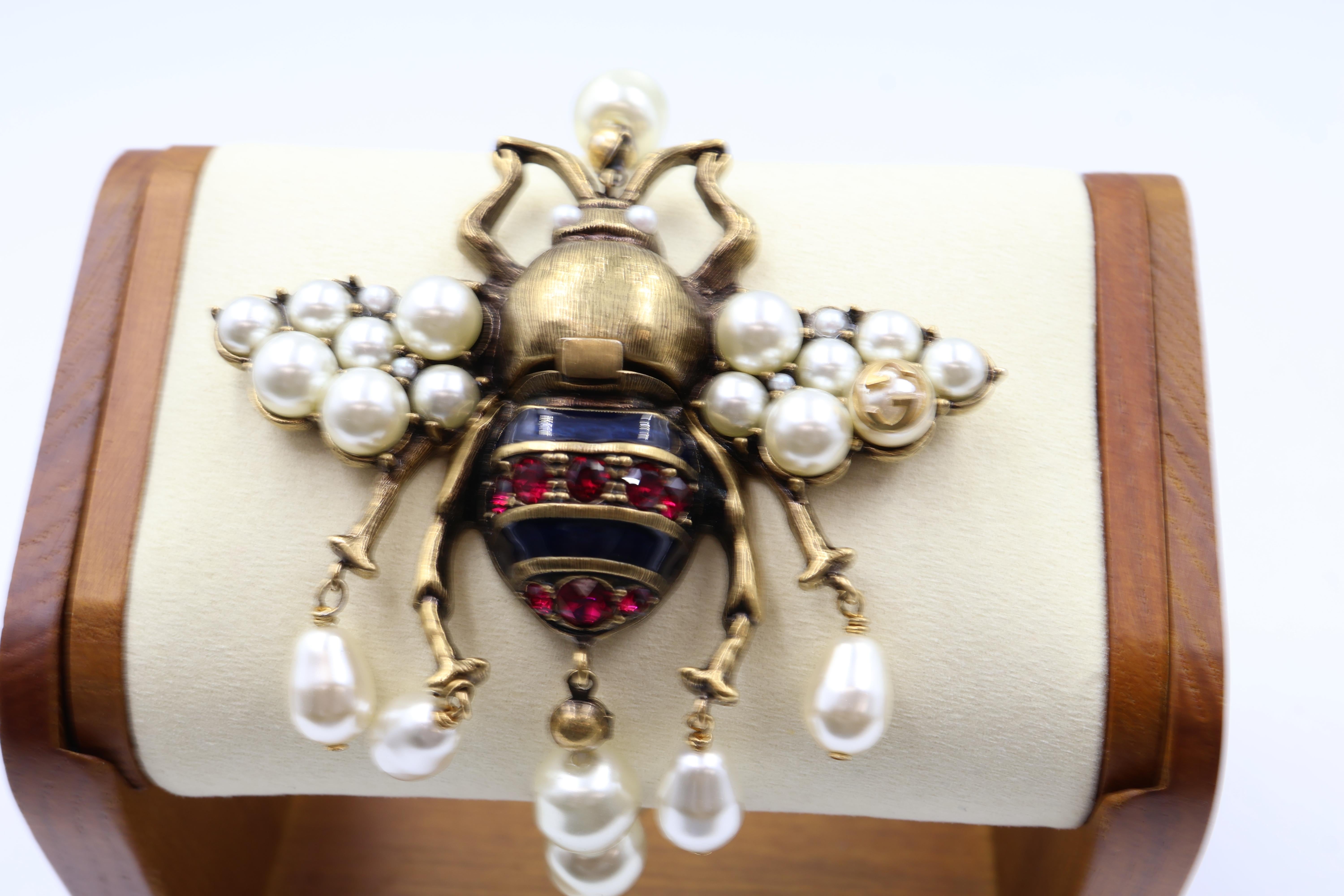 Vintage GUCCI Goldtone Metal,  Glass, Faux Pearl And Crystal Bee Bracelet In Excellent Condition For Sale In Vaughan, CA
