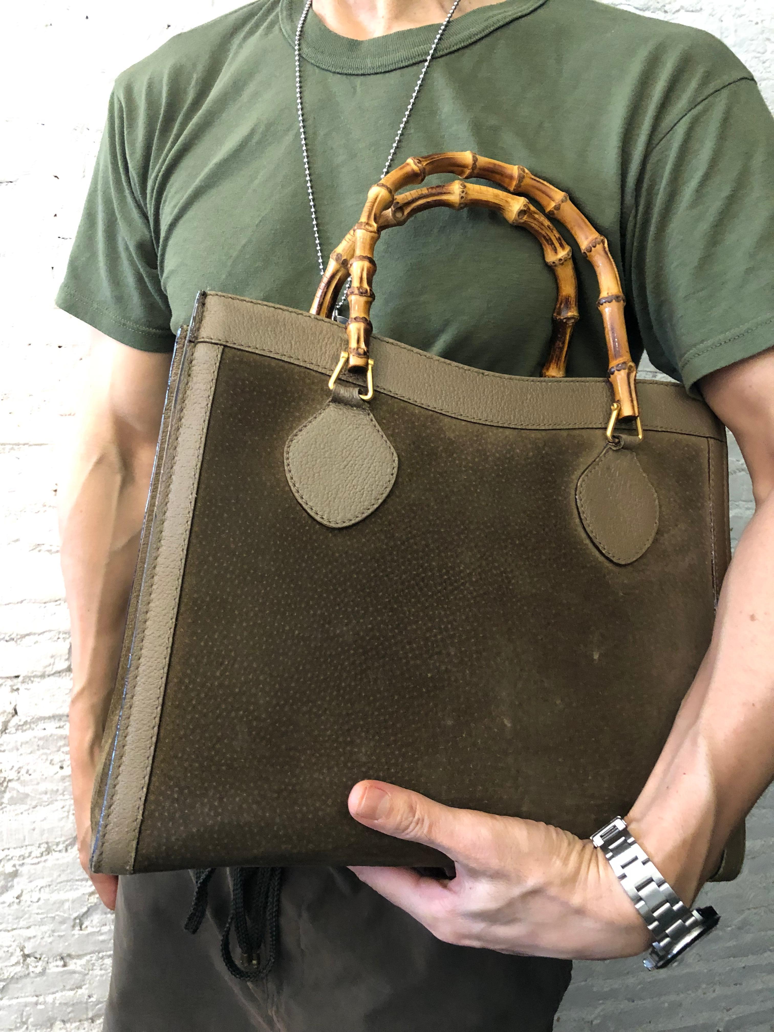 This vintage GUCCI Diana bamboo tote is crafted of pigskin’s leather and nubuck leather in army green and matt gold toned hardware. Top magnetic snap closure opens to a new interior in beige. It features two main compartments with one zippered