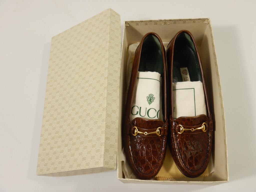 Vintage Gucci Slipper aus exotischer Haut mit Hufeisen. Ich bin mir nicht sicher, ob es sich um einen Alligator oder ein Krokodil handelt, ich entschuldige mich für meine Ungewissheit! Nichtsdestotrotz handelt es sich um ein seltenes und