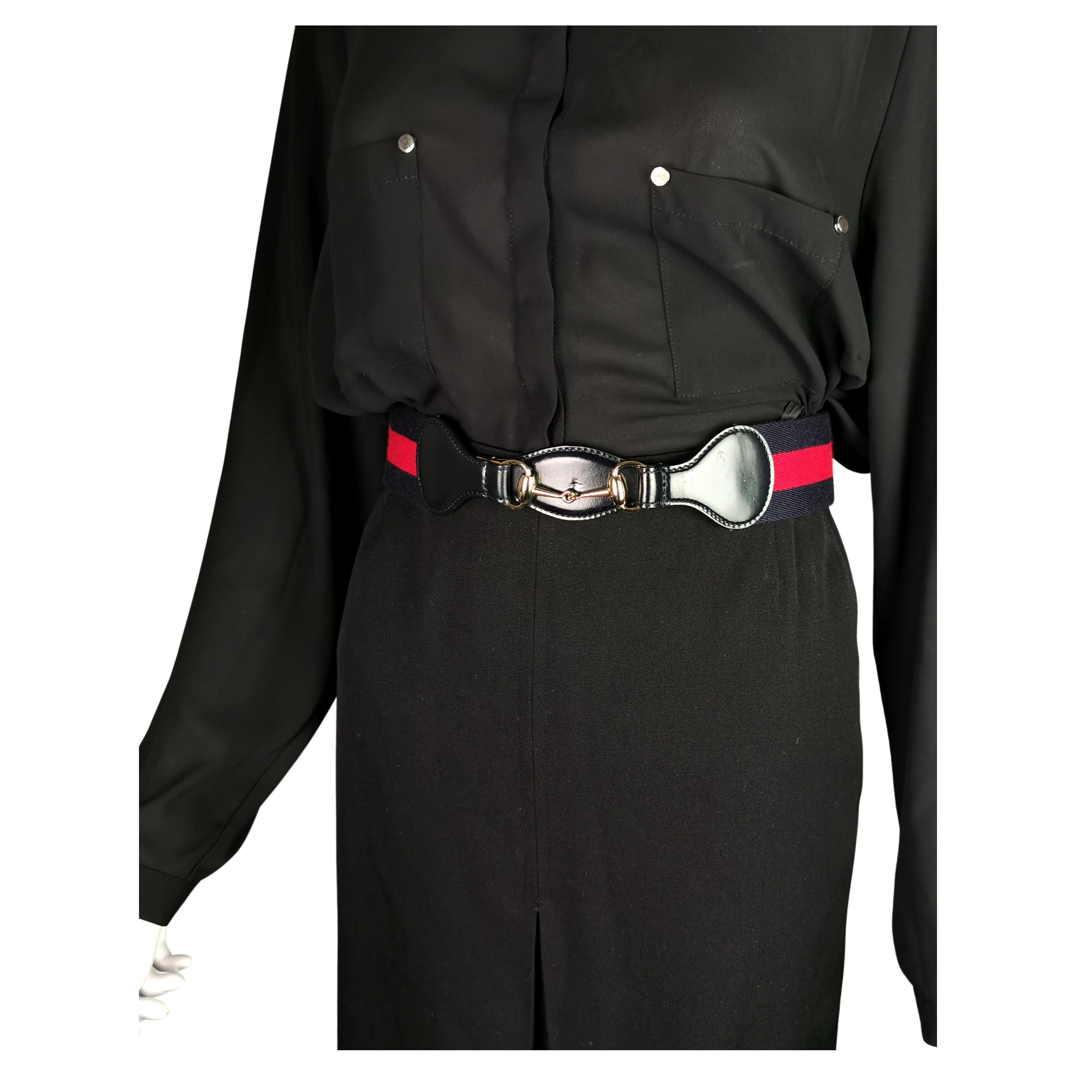 Vintage Gucci Horsebit-Gürtel, marineblaues Leder und Streifen Canvas  im Angebot