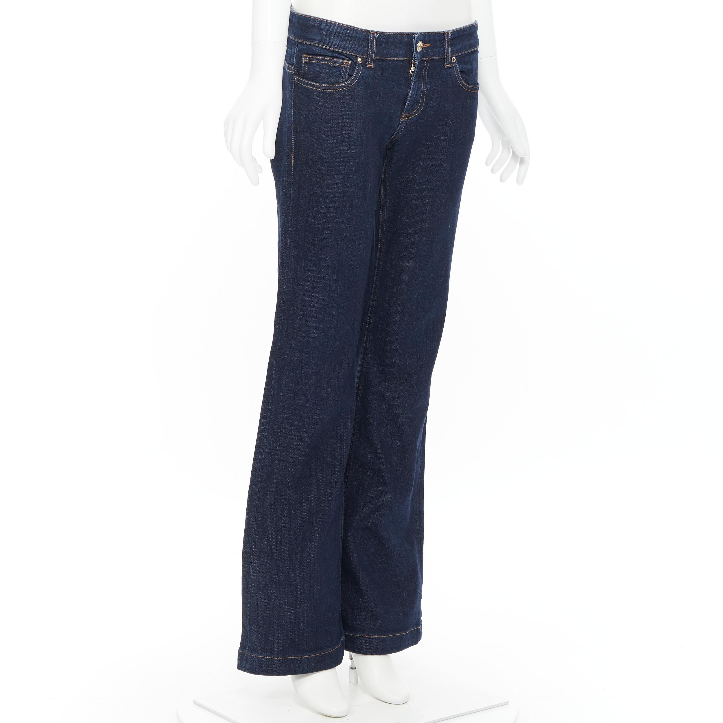 Vintage GUCCI Indigoblaue tief ausgeschnittene Jeans aus Denim mit goldenem Logodruck IT44 (Schwarz)