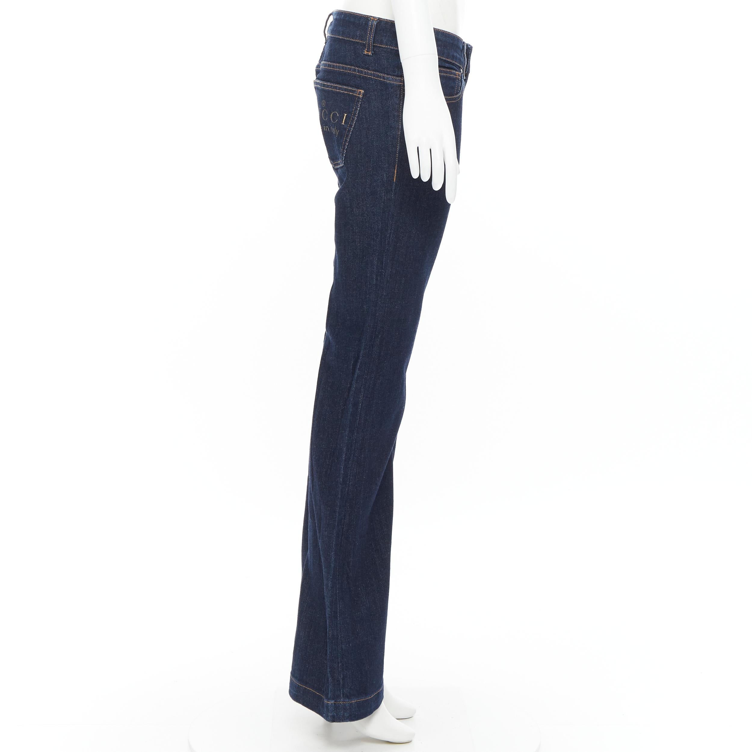 Vintage GUCCI Indigoblaue tief ausgeschnittene Jeans aus Denim mit goldenem Logodruck IT44 im Zustand „Gut“ in Hong Kong, NT