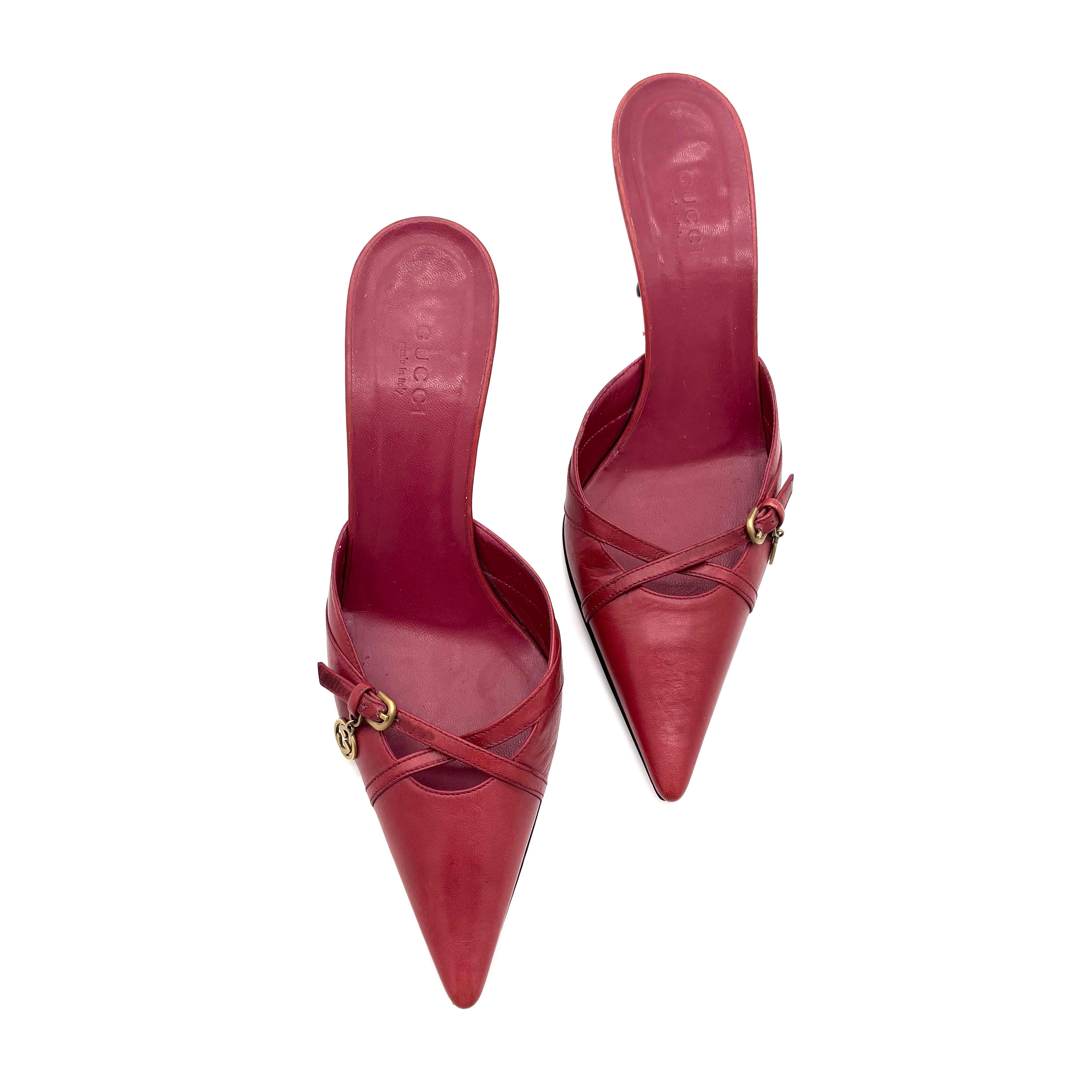 Vintage Gucci Interlocking G Leather Pointed Toe Mules

Couleur Bourgogne
Taille 6B
Dessus en cuir
Semelle en cuir
Modèle à enfiler
Boîte à orteils pointue
Talon moyen
Charme GG avec finition en laiton
Fabriqué en Italie
Hauteur de talon de 2,75