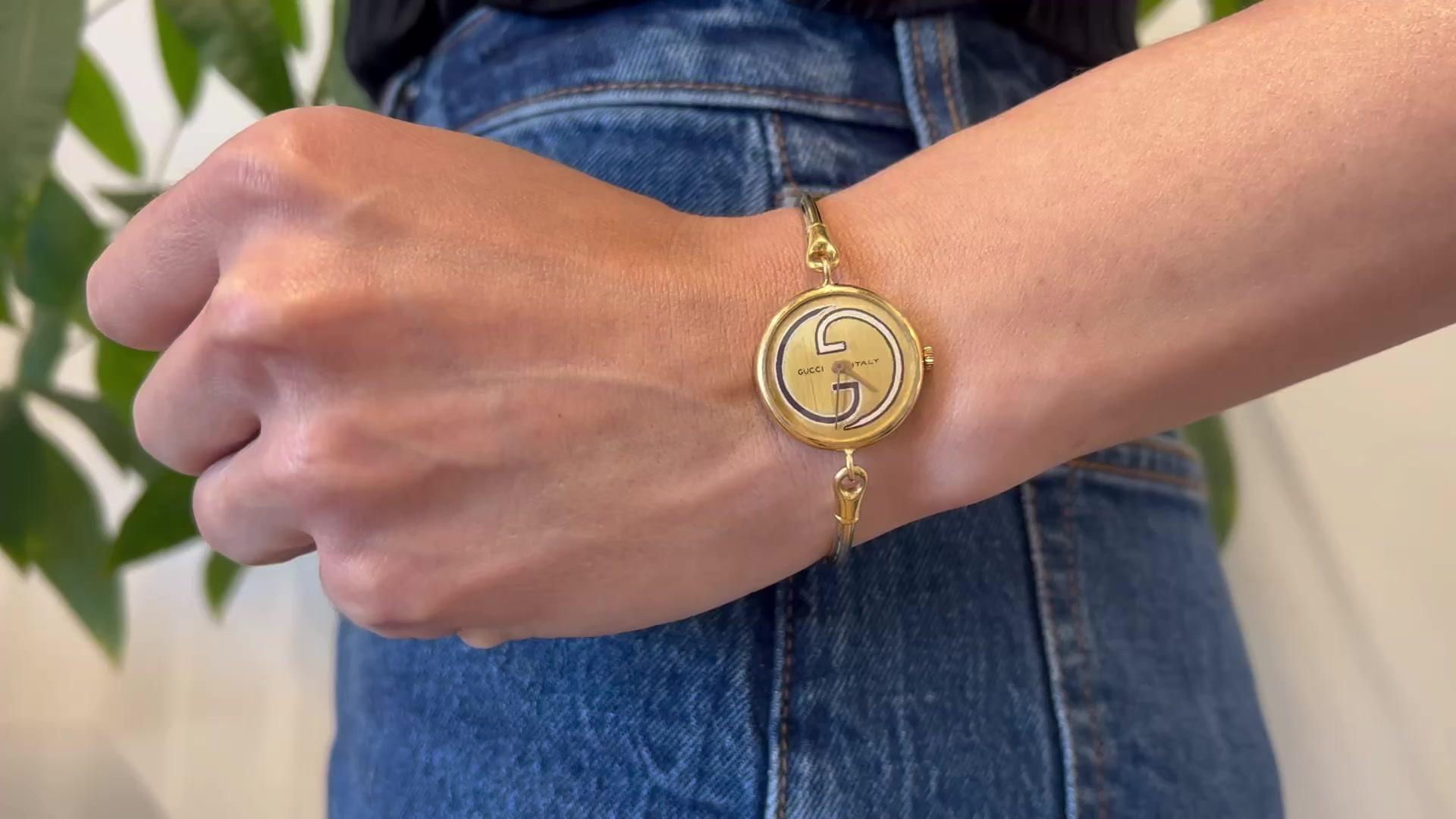 Eine Vintage Gucci Italien 18k Gelbgold Armbanduhr. Gefertigt aus 18 Karat Gelbgold, signiert mit Gucci Italy und Reinheitszeichen. Circa 1970. Die Armbanduhr passt am besten an ein Handgelenk der Größe 6 1/2.

Über diesen Artikel: Stellen Sie sich