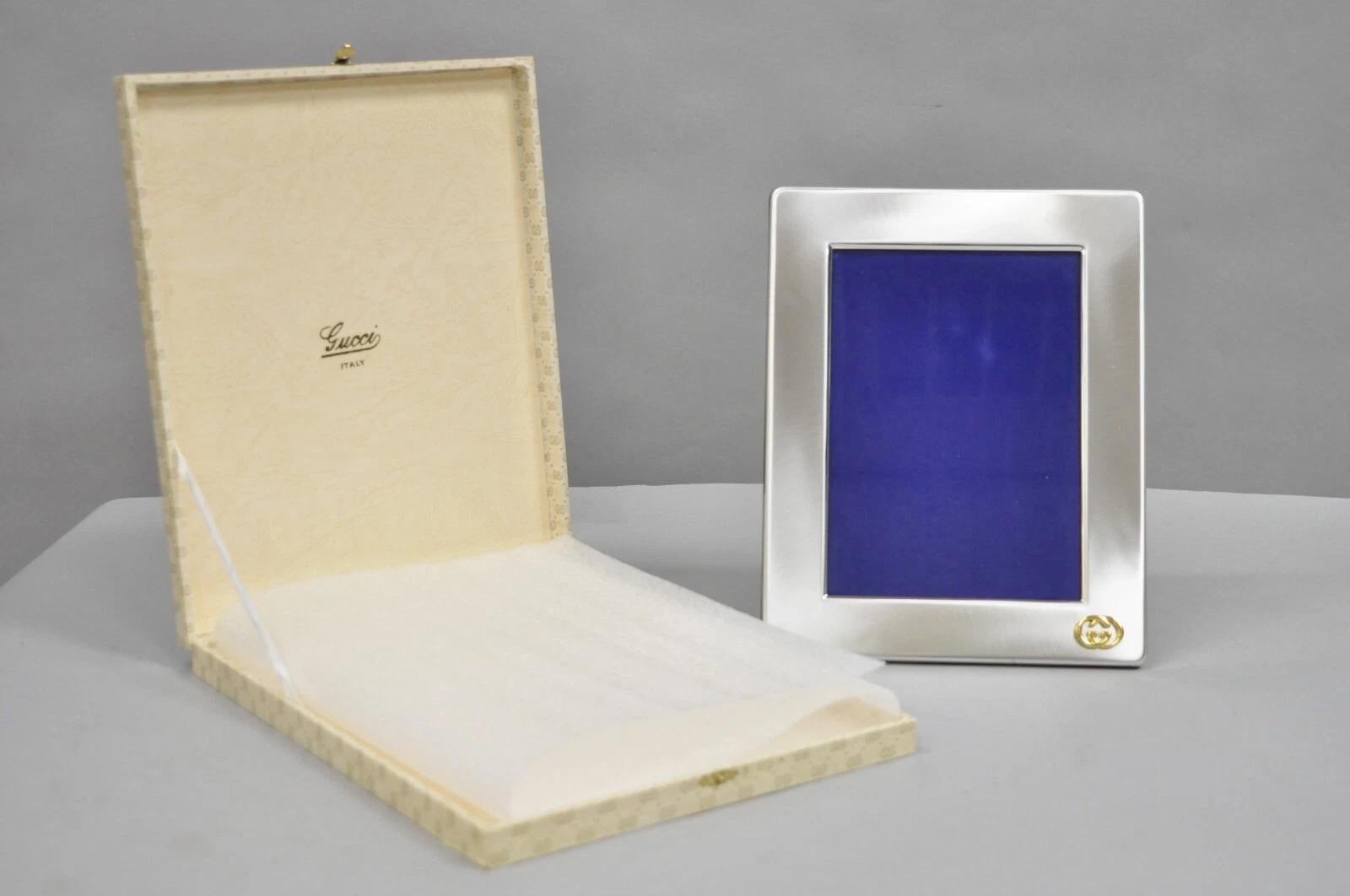 Vintage Gucci Italien gebürstet Silber Gold Double G Monogram Fotorahmen. CIRCA Spätes 20. Jahrhundert. Abmessungen: 9,5