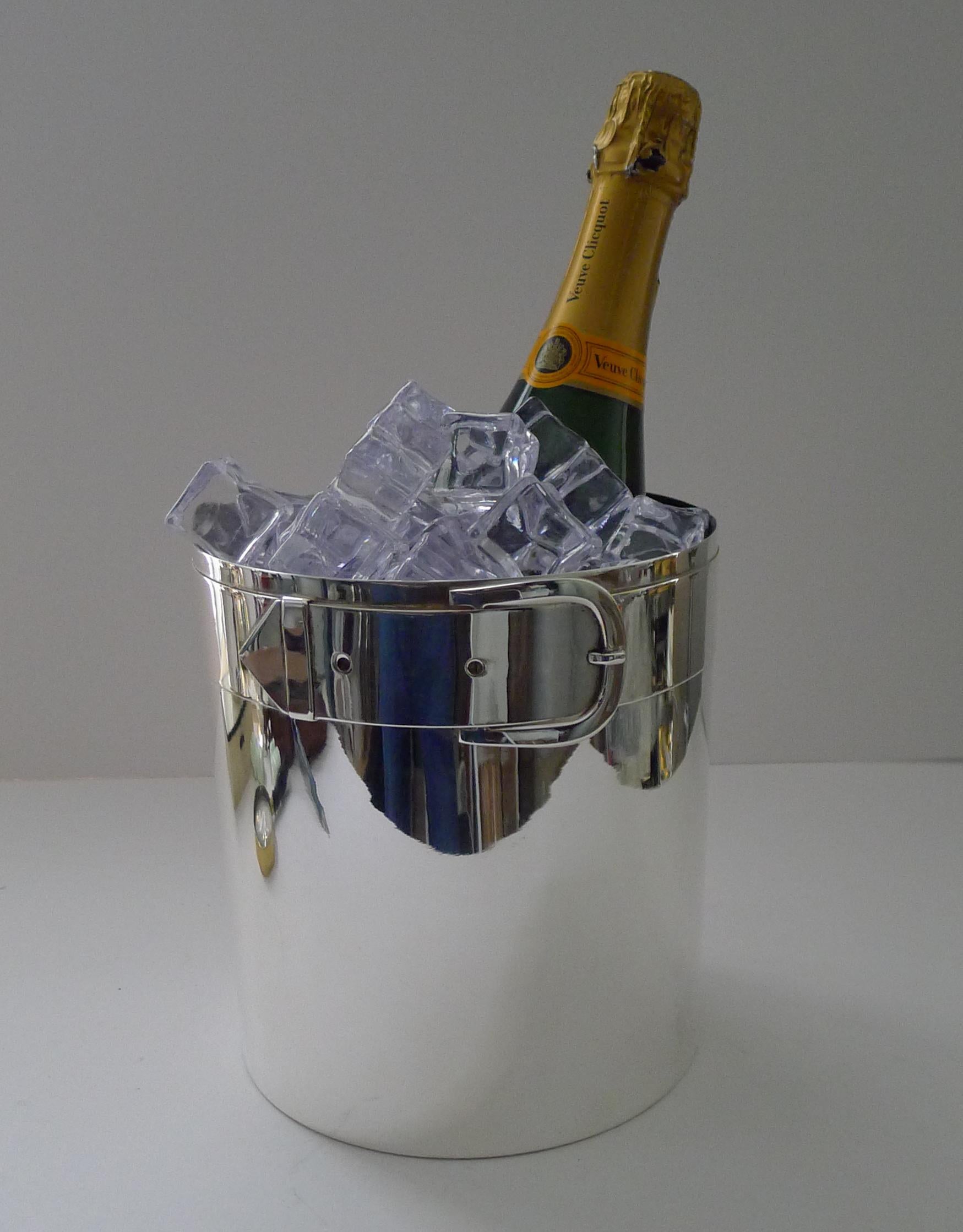 Un design davvero iconico, questa è una rara opportunità di acquistare un secchiello da champagne vintage decorato con una cintura e una fibbia in fusione che corrono intorno alla parte superiore, 

Realizzato in lastra d'argento, è appena tornato