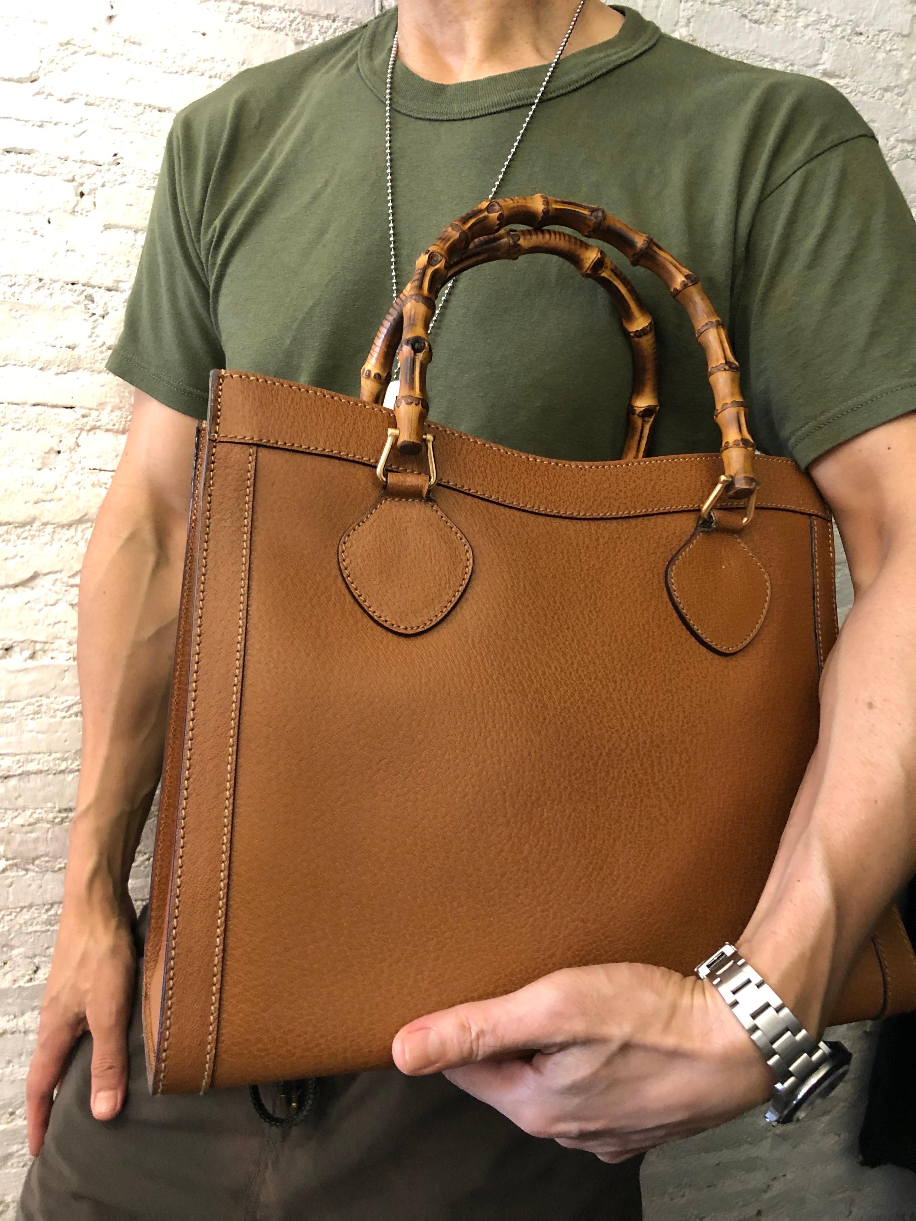 This vintage GUCCI Diana bamboo tote is crafted of pigskin’s leather in caramel brown and brushed gold toned hardware. Top magnetic snap closure opens to a new interior in beige featuring two main compartments/one zip compartment with one interior
