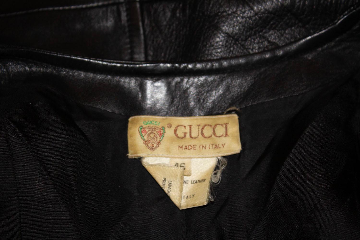 Ein atemberaubendes und superweiches Vintage-Lederkleid von Gucci. Das Kleid hat alle Originalknöpfe, eine Knopfleiste und Manschetten.
Größe EU, Italien 46 Maße Brustumfang bis 44'' , Länge 44'' 6 1/2'' Schlitz am Rücken
