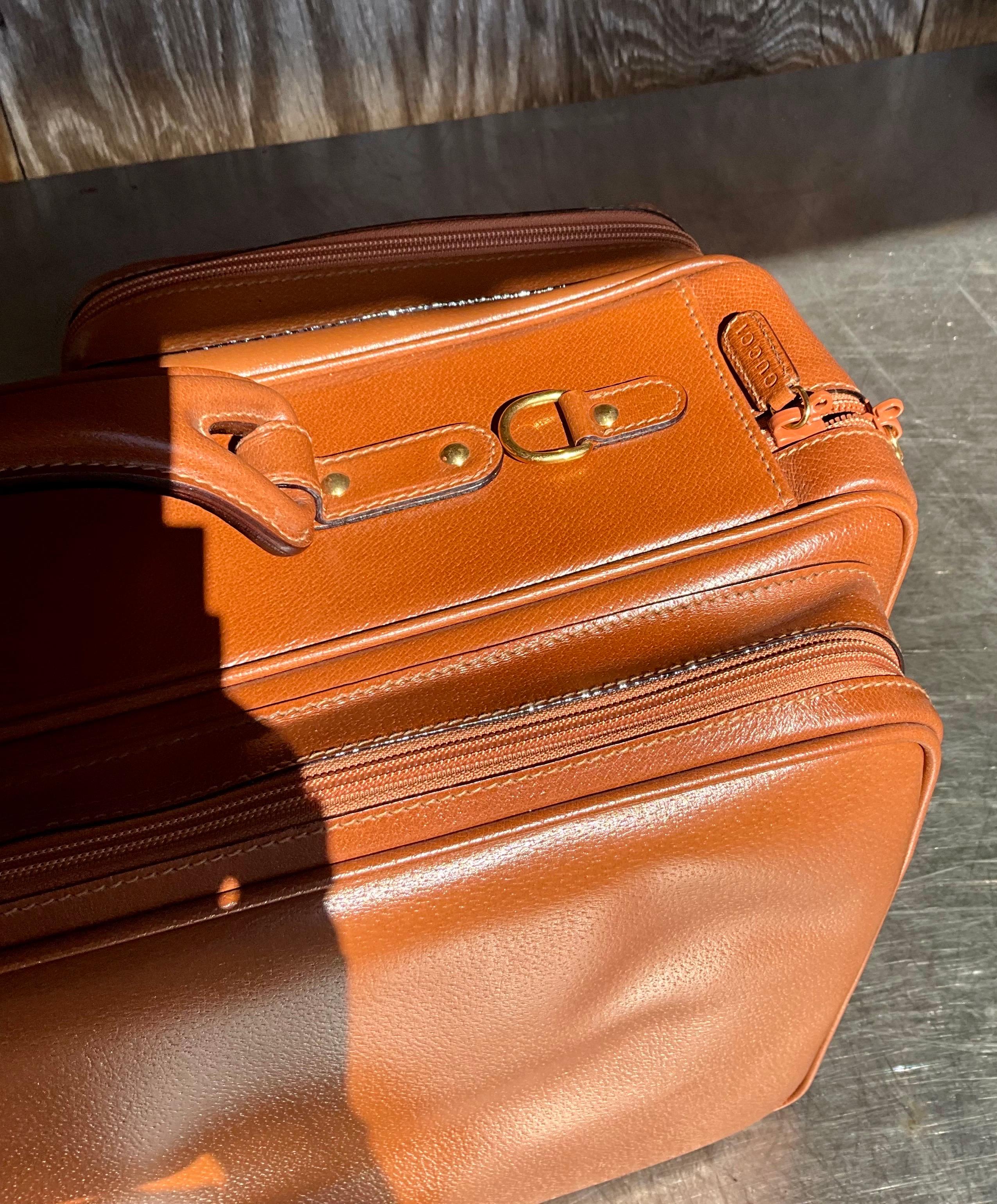 Vintage Gucci Leather Travel Bag with Original Box In Good Condition For Sale In Lake Worth Beach, FL