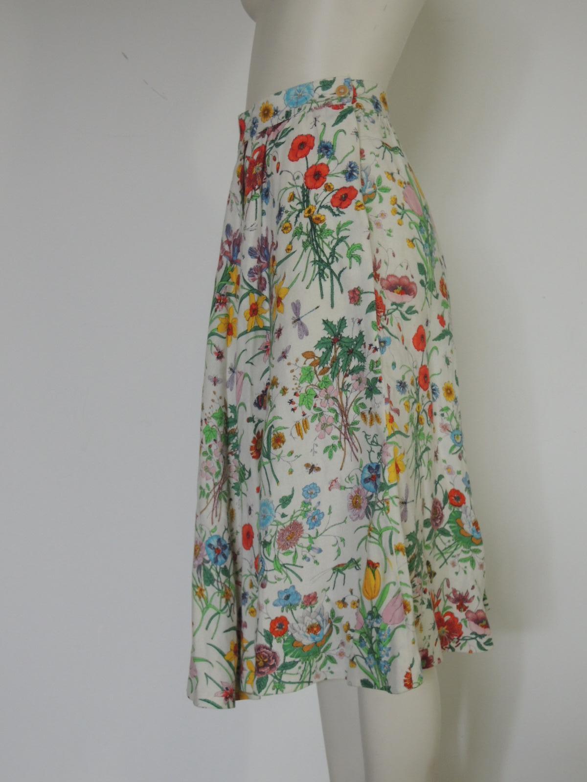 Vibrant vintage Gucci Flora print linen skirt.
Waist button and zipper closure.
Not lined.

No condition issues to speak of. This is a vintage skirt, it has been worn, but is in good vintage condition.

Tagged a size 40. Made in Italy

Waist: 12