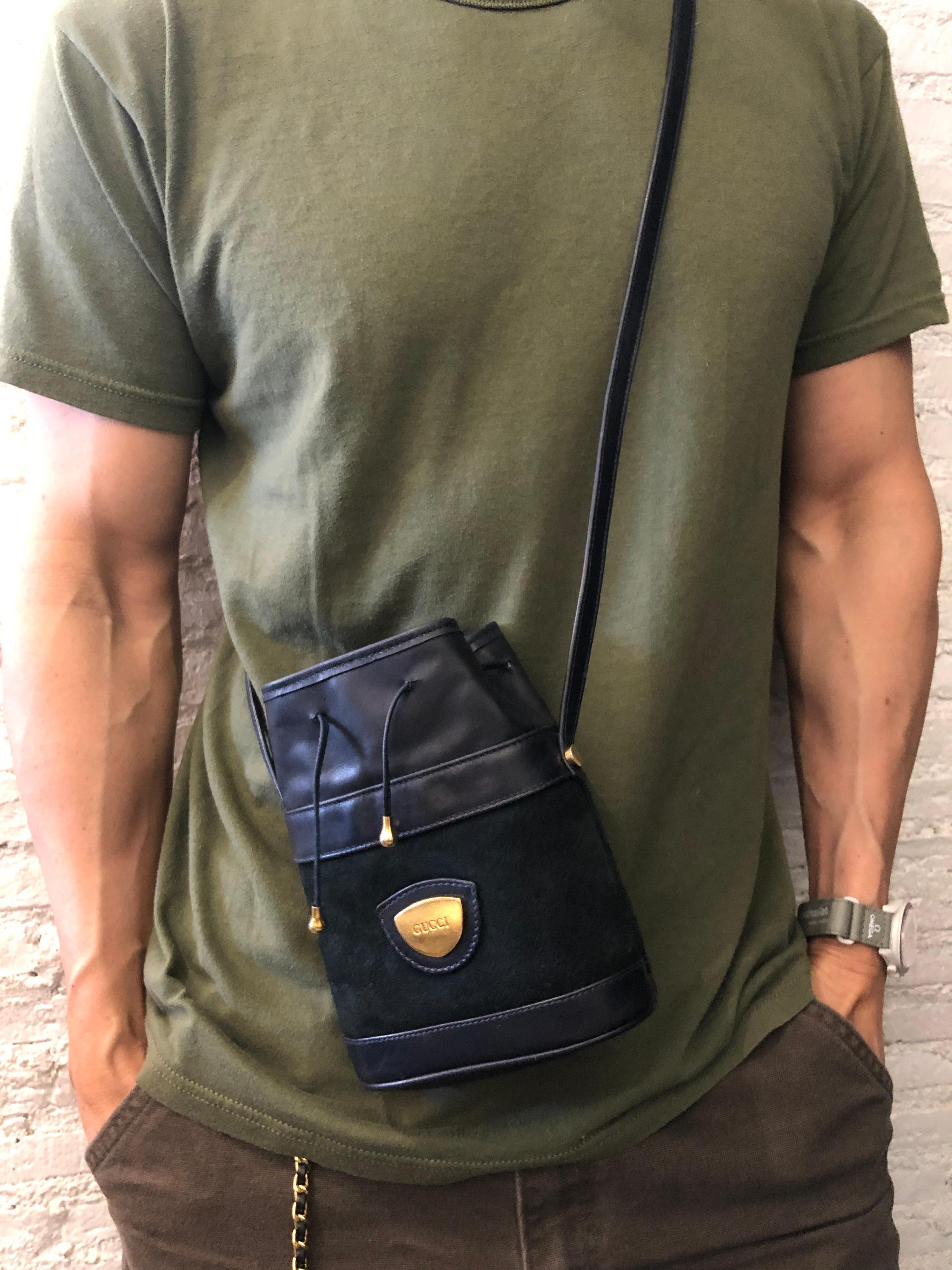  GUCCI mini sac à bandoulière à cordon de serrage en cuir de veau nubuck bleu marine Unisexe 