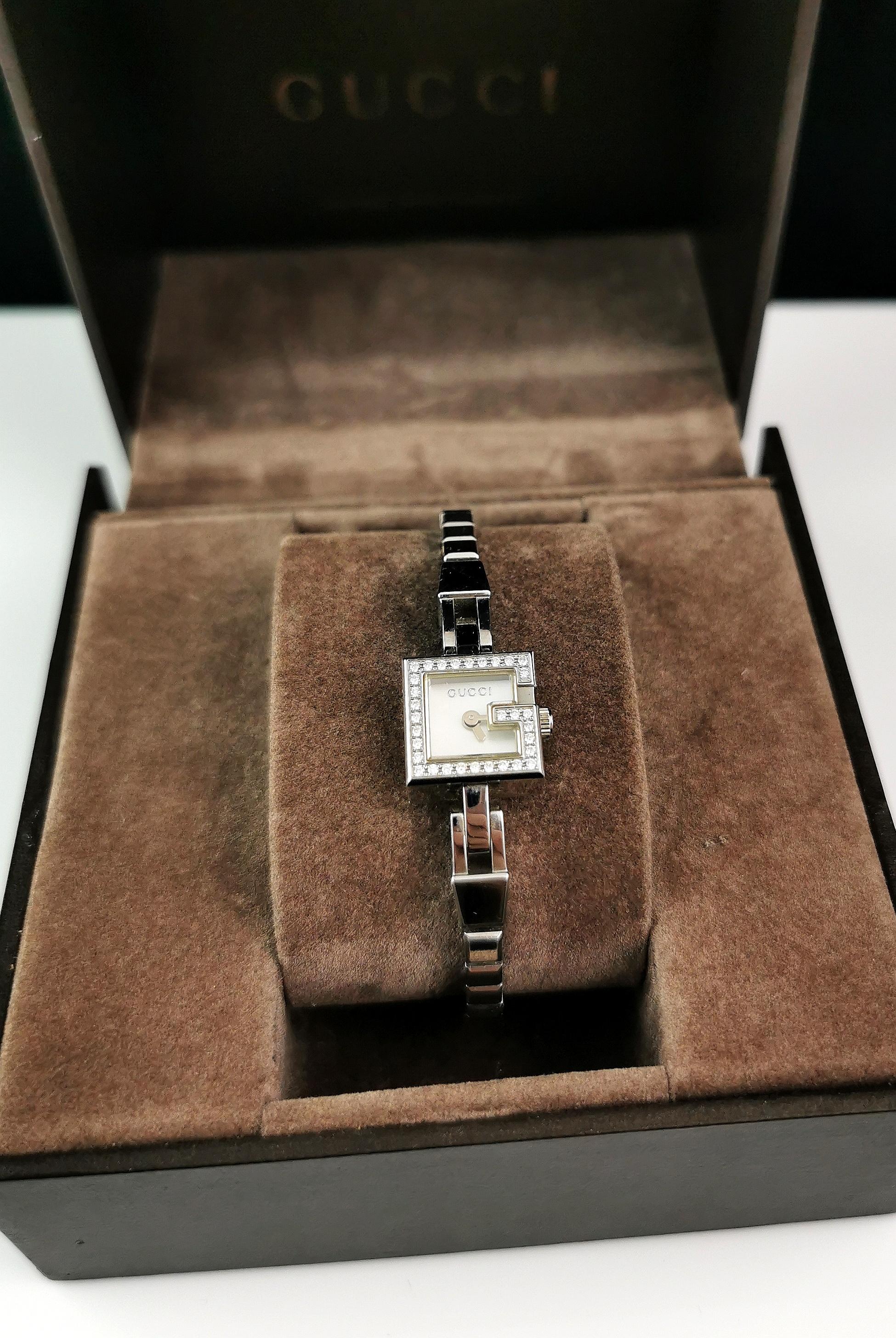 Eine elegante Gucci Damenuhr Mini G aus Edelstahl mit Diamantbesatz. 

Dies ist ein Armband Armband Uhr mit einem schönen schlanken Edelstahlarmband mit einem Ziegel-Typ Link. 

Das Gehäuse ist aus Edelstahl mit einem hell schillernden weißen