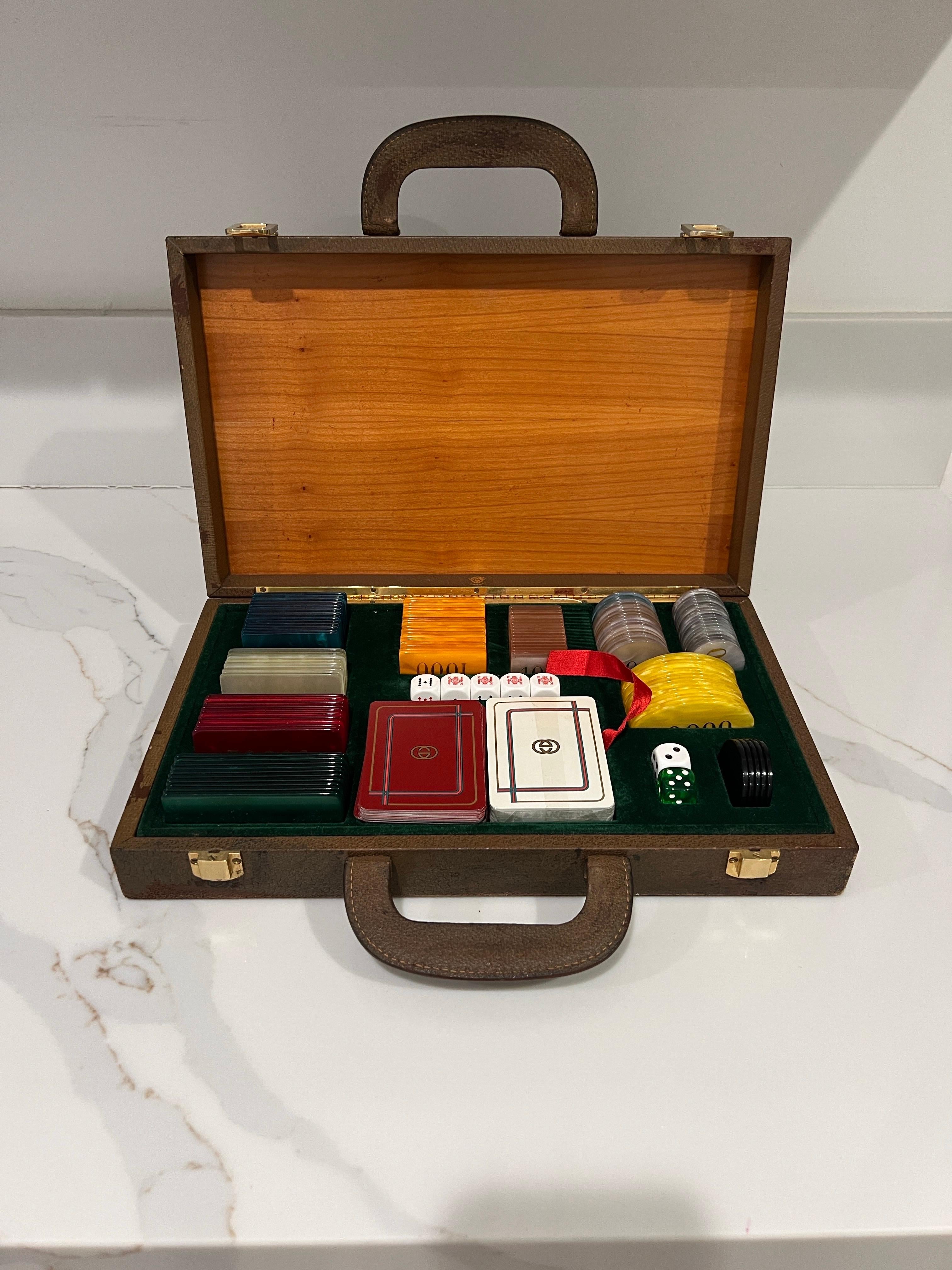 Pelle Set da poker/gioco d'azzardo con monogramma Gucci d'epoca e custodia originale - Italia, anni '80 ca. in vendita