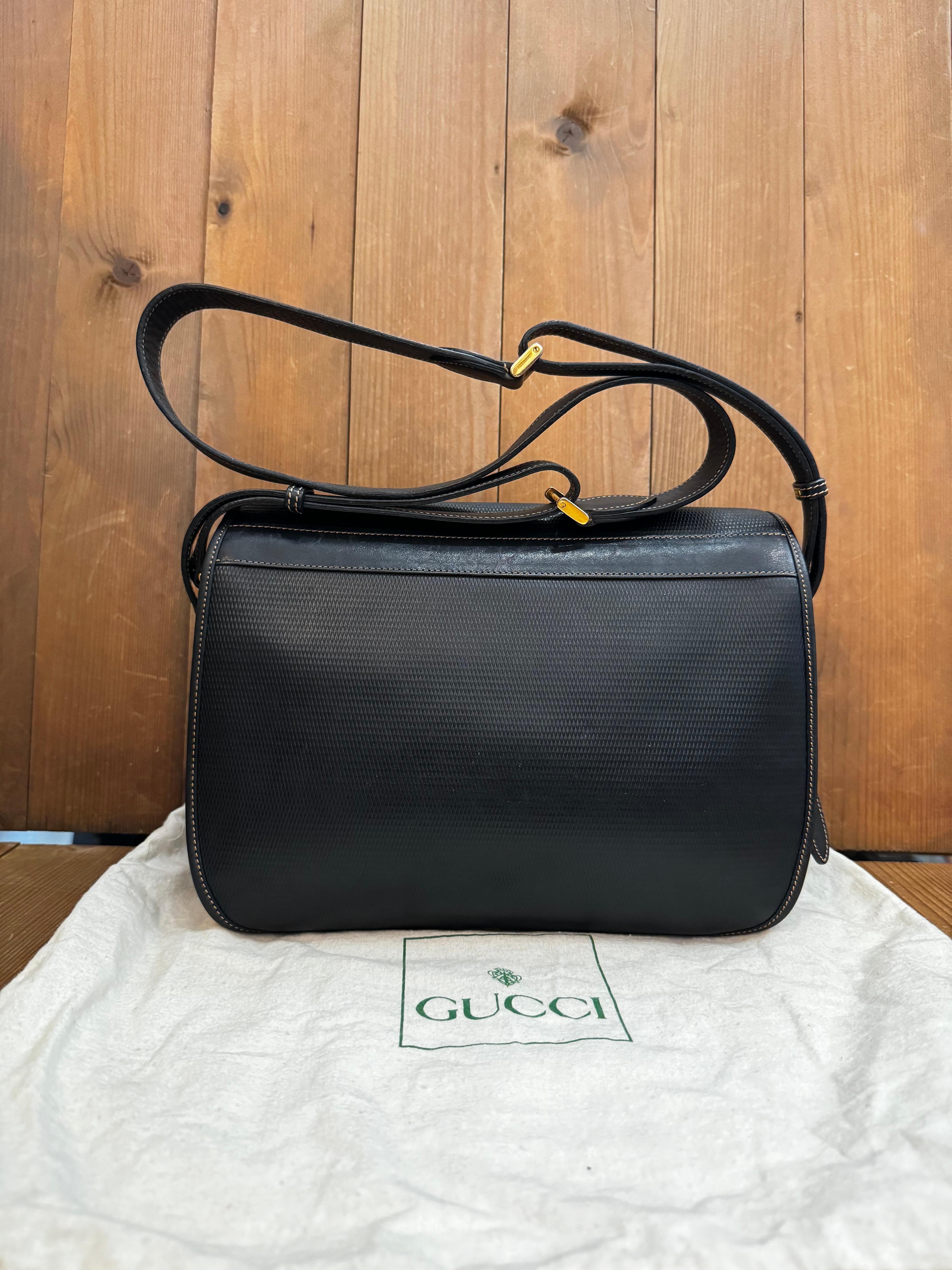1980s Vintage GUCCI Black Leather Equestrian Camera Crossbody Bag In Good Condition For Sale In Bangkok, TH