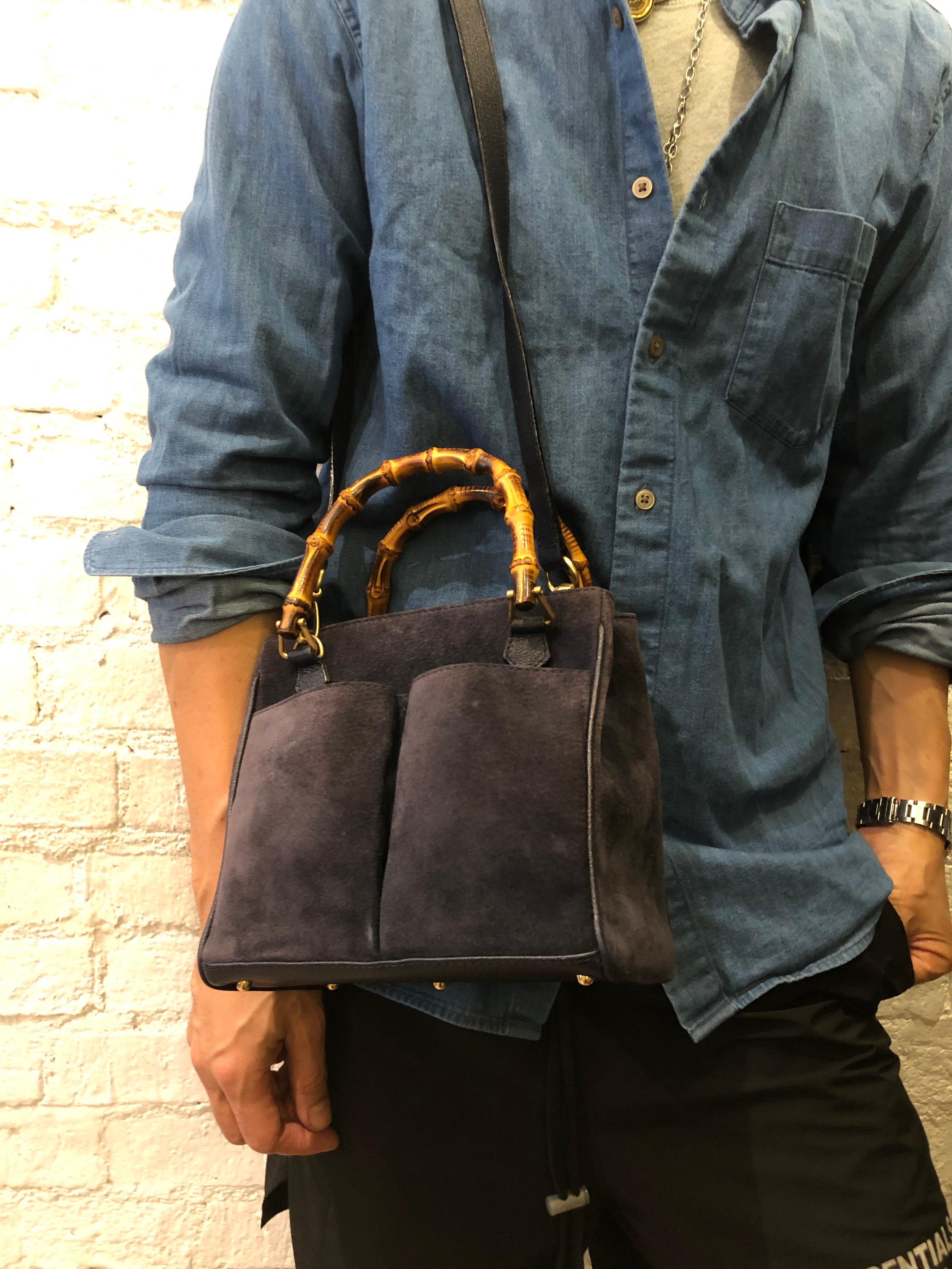 Vintage GUCCI Small Suede Bamboo Two-Way Crossbody Bag Handbag Navy In Good Condition In Bangkok, TH