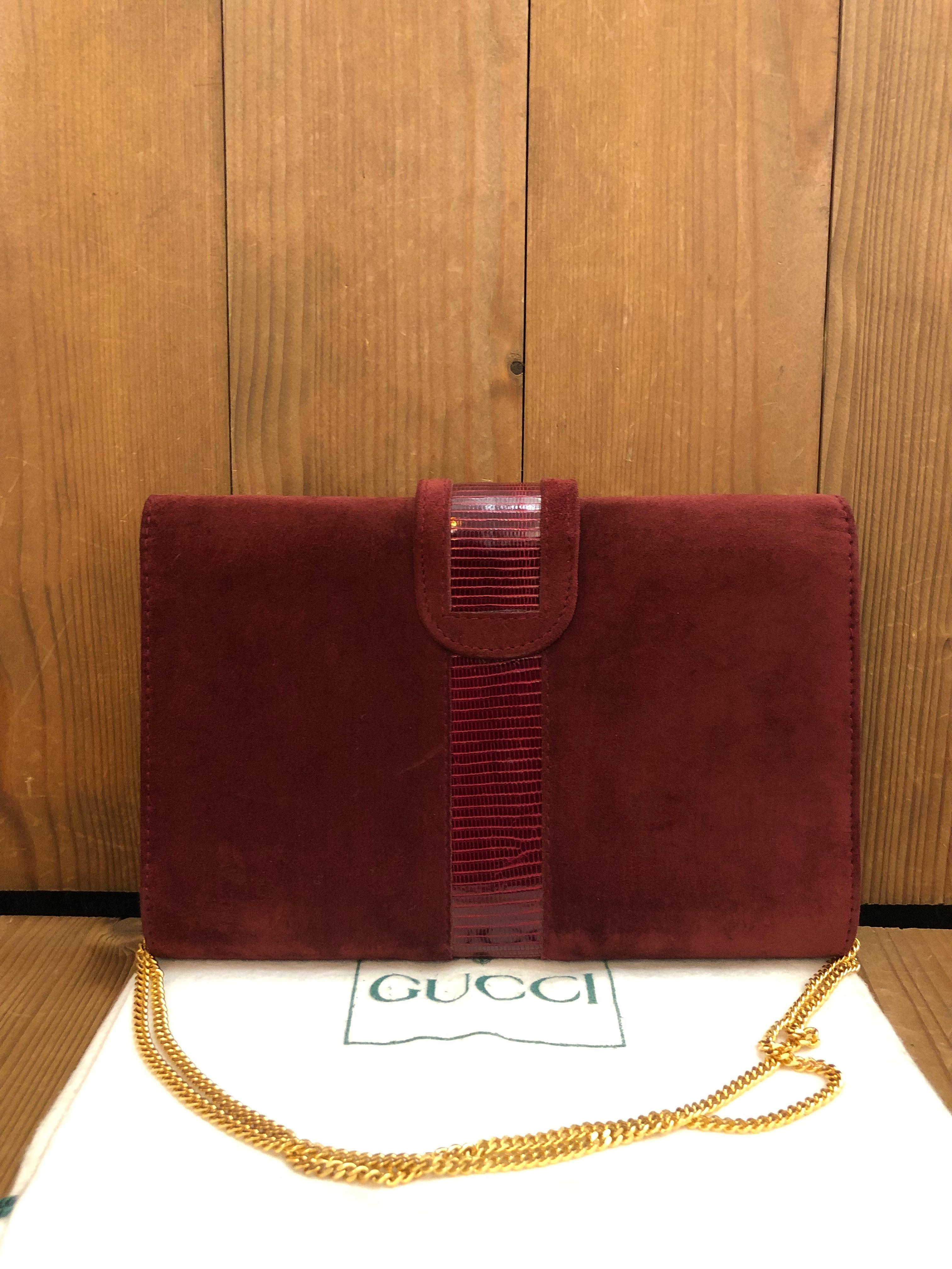 Ce petit sac à chaîne vintage de Gucci est confectionné en nubuck bordeaux et garni de cuir verni gaufré, avec des ferrures dorées. La fermeture à rabat avec bouton pression ouvre sur un intérieur en cuir bordeaux doté de deux poches plaquées. Il