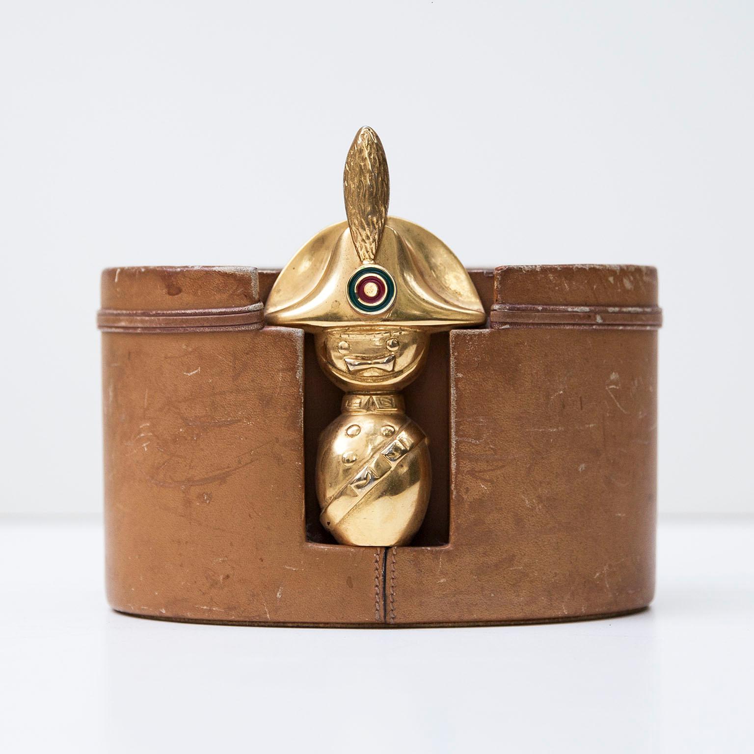 Elegant vintage cognac leather desk box by Gucci, decorated with an elegant brass Carabinieri in front.

Signed underside with Gucci.