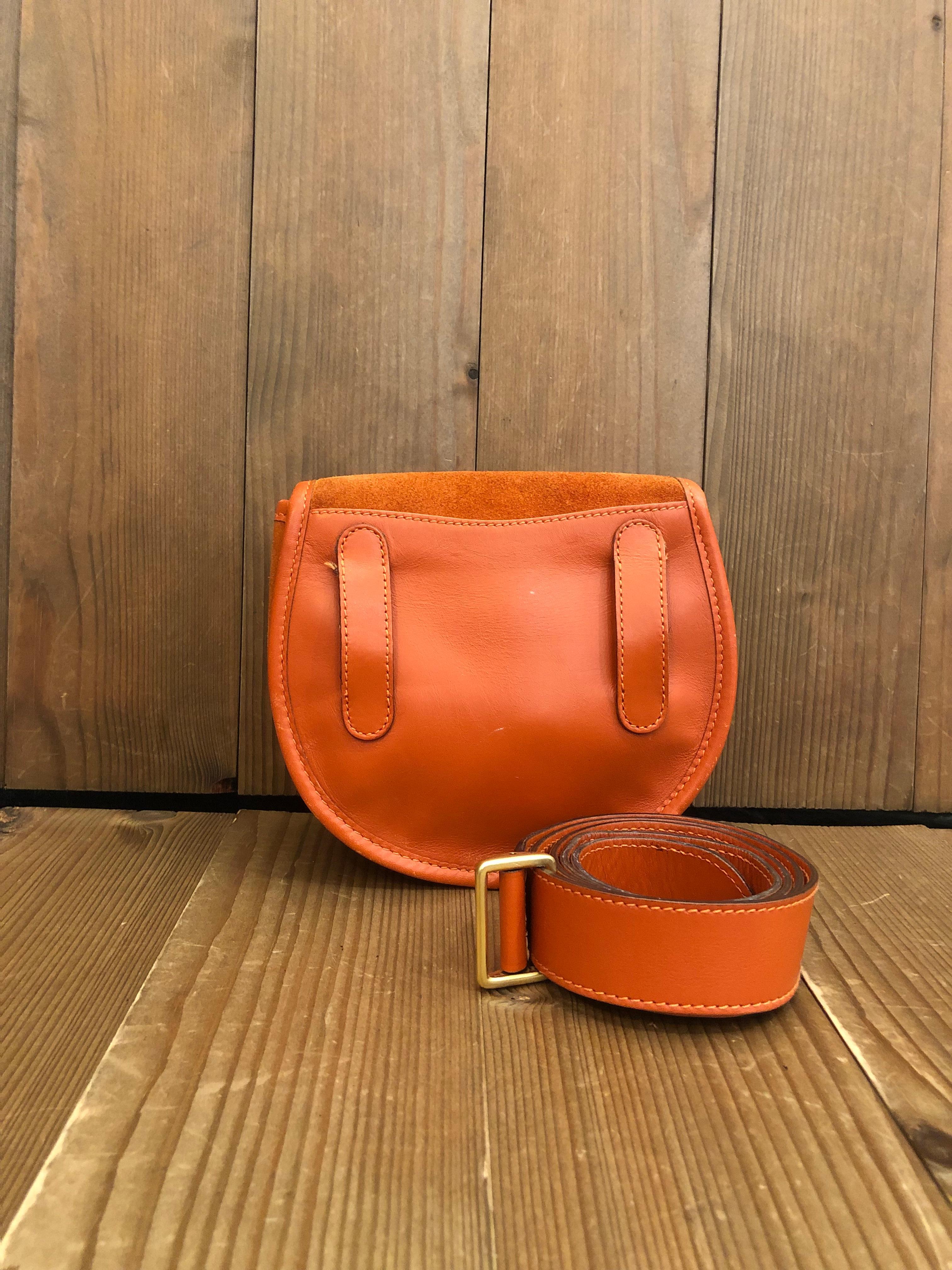 GUCCI - Sac ceinture vintage en daim orange à mors de cheval Bon état à Bangkok, TH