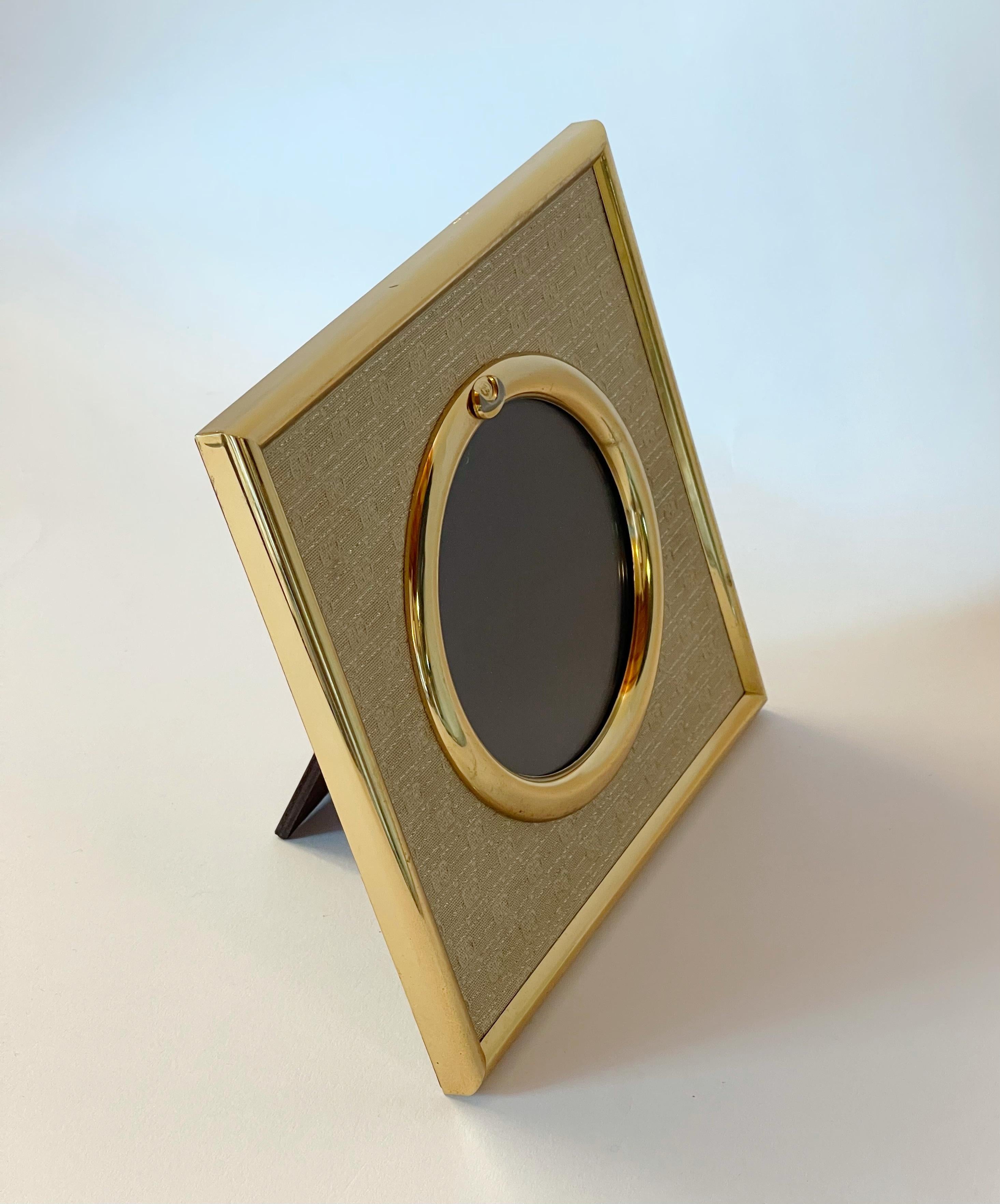 Vintage Gucci square picture photo frame with gold plated accents and high glossy wood back and easel / Made in Italy circa 1960s
The GG logo is engraved on the front, and 