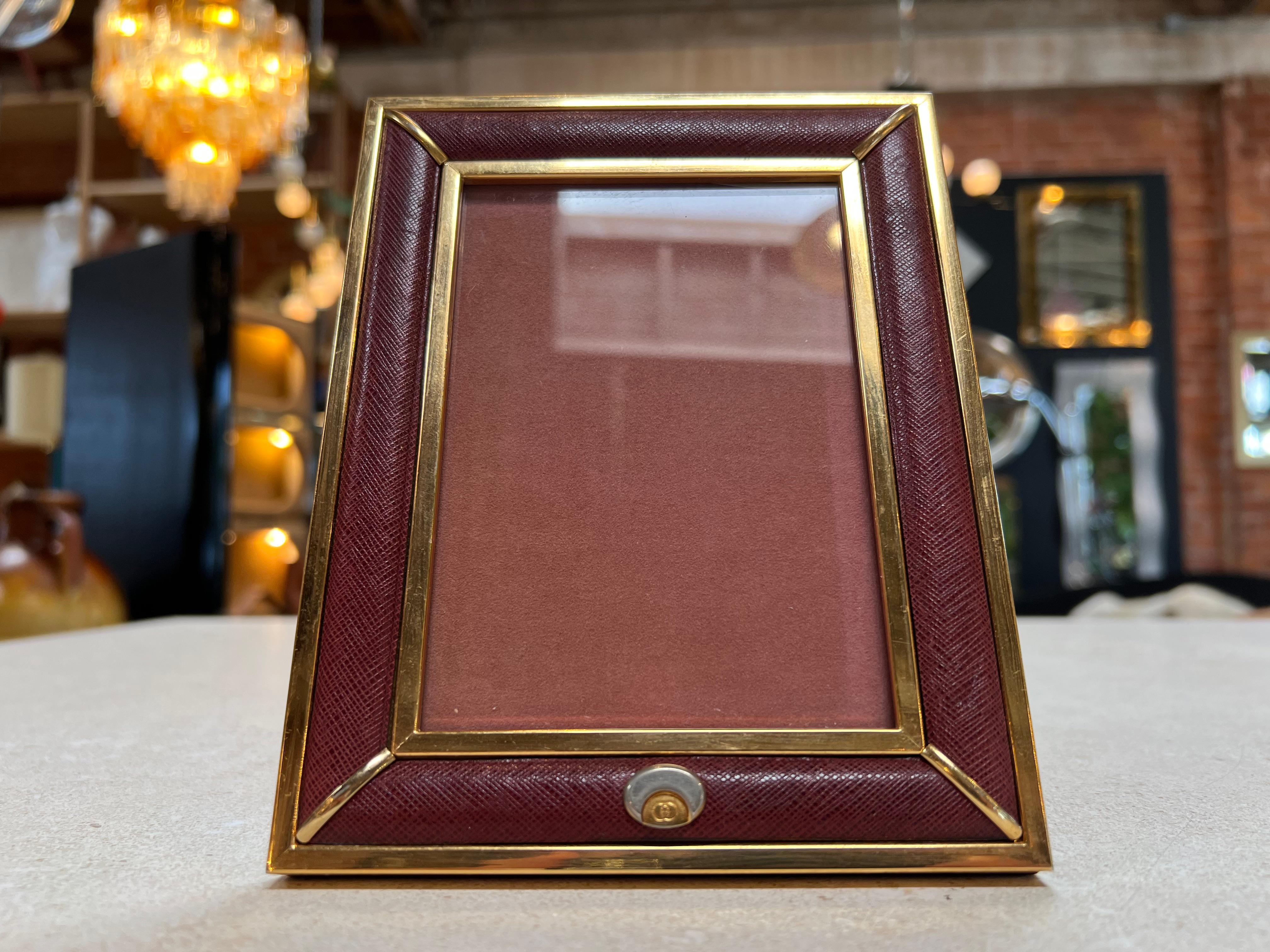 An elegant and classic picture frame from the 1980s by the iconic luxury brand Gucci. This vintage piece boasts a refined design with high-quality leather and brass accents, exuding the brand's trademark craftsmanship and timeless style. A perfect