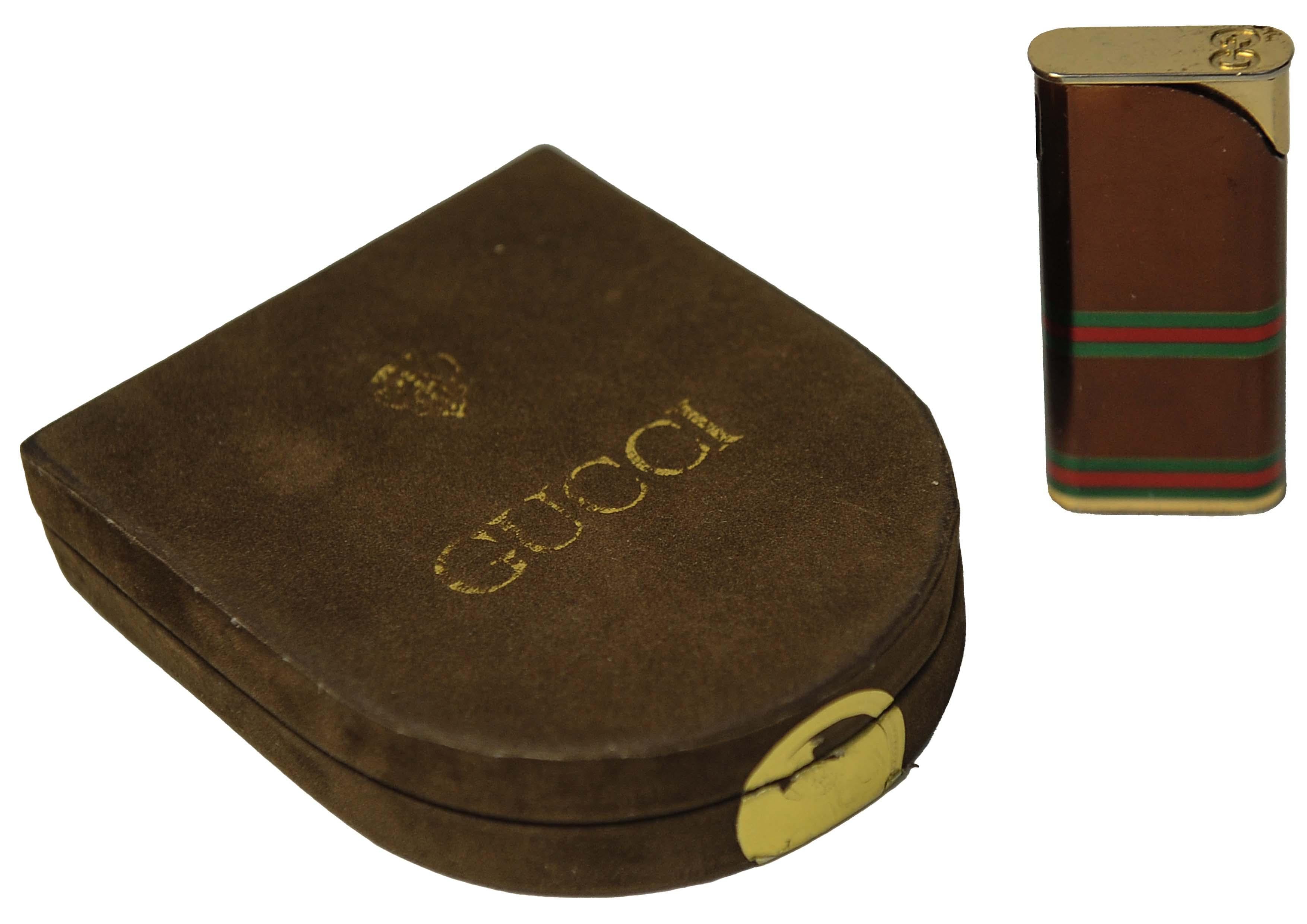 Allume-cigarette de poche vintage Gucci avec les rayures Gucci, accompagné d'une boîte marron Gucci REF 301 Made In Italy 

Briquet
Hauteur : 3.5
