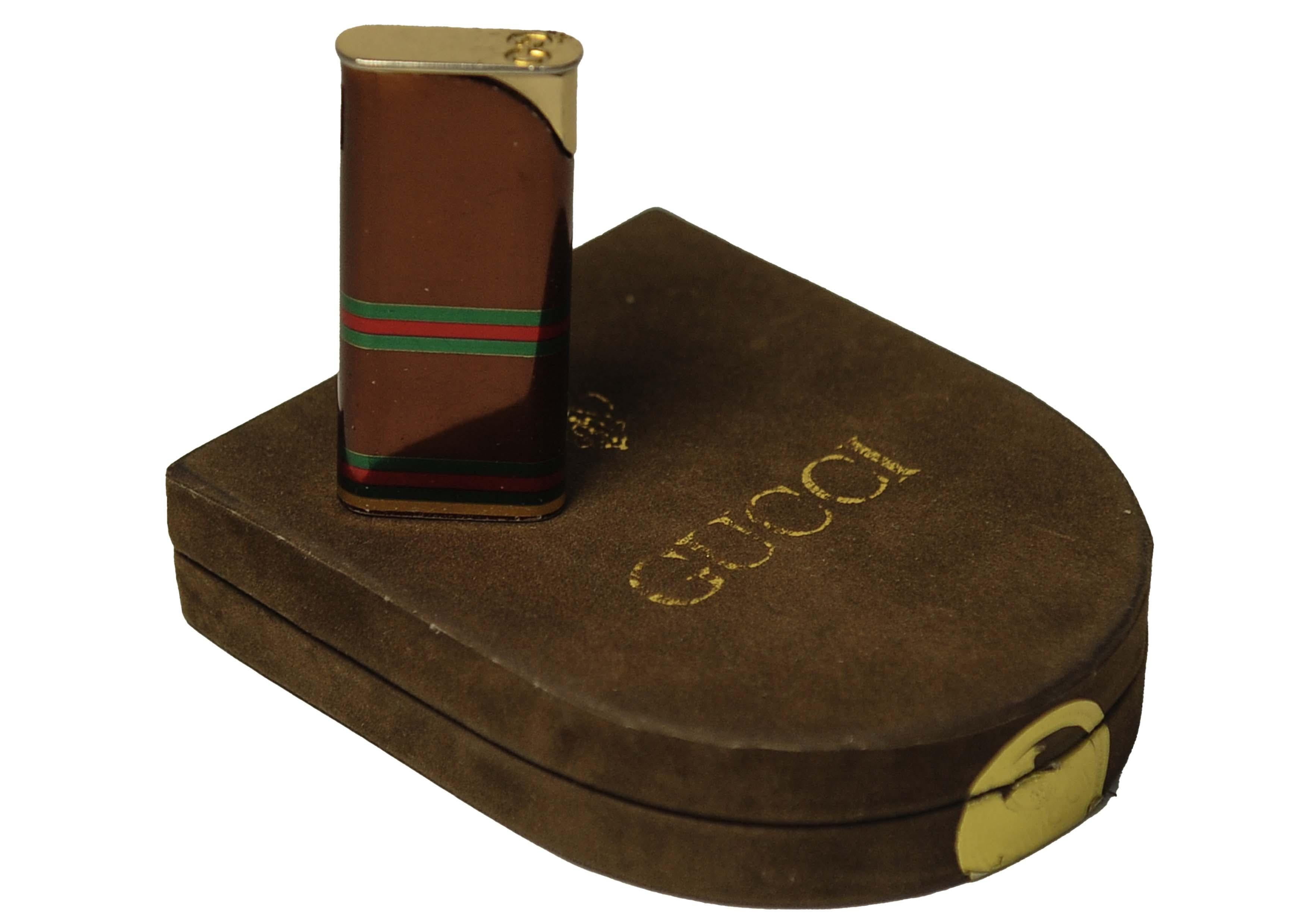 italien Vintage Gucci Pocket Cigarette Lighter With The Ubiquitous Stripes In Gucci Box (Allume-cigarette de poche Gucci avec les rayures omniprésentes dans la boîte Gucci) en vente