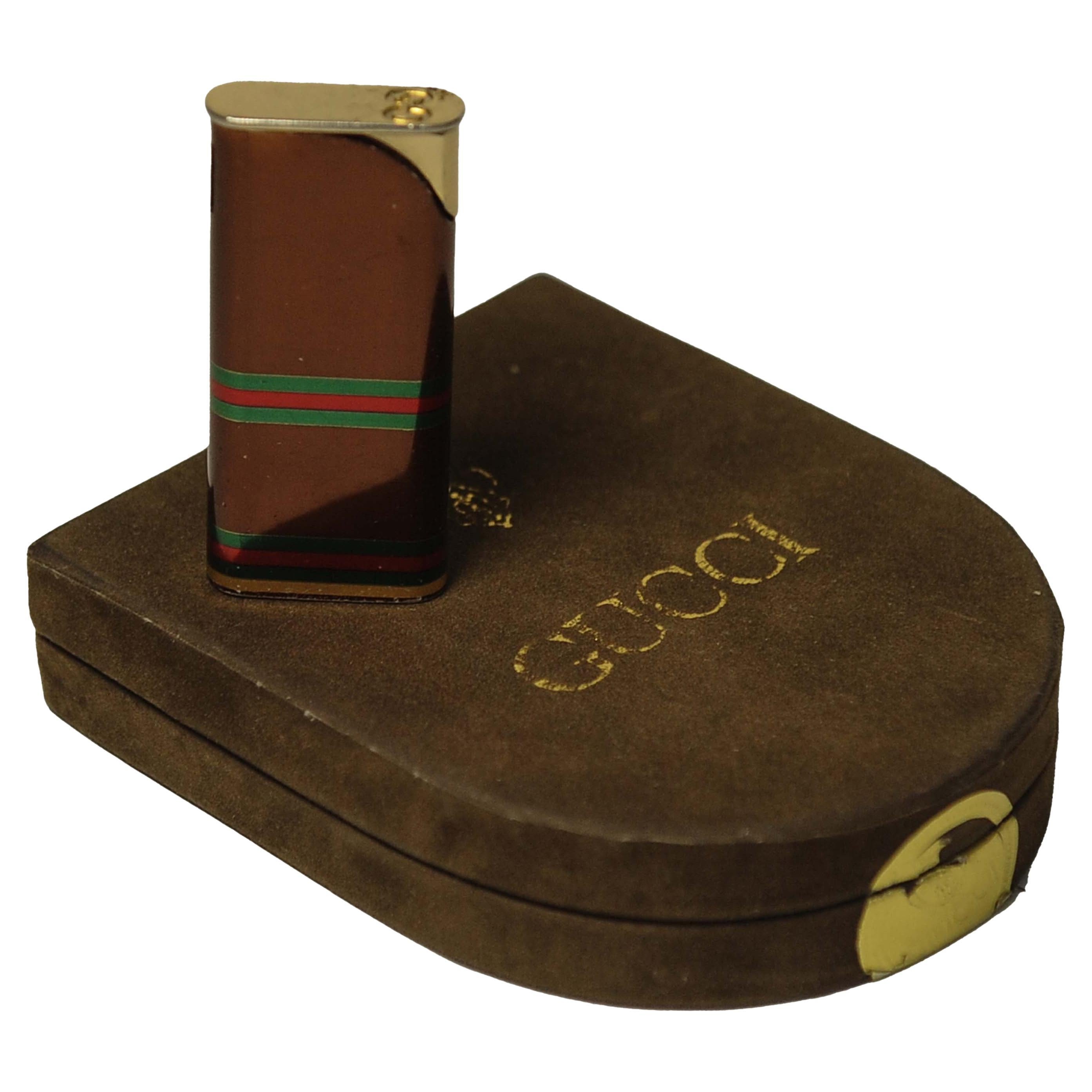 Vintage Gucci Pocket Cigarette Lighter With The Ubiquitous Stripes In Gucci Box (Allume-cigarette de poche Gucci avec les rayures omniprésentes dans la boîte Gucci)