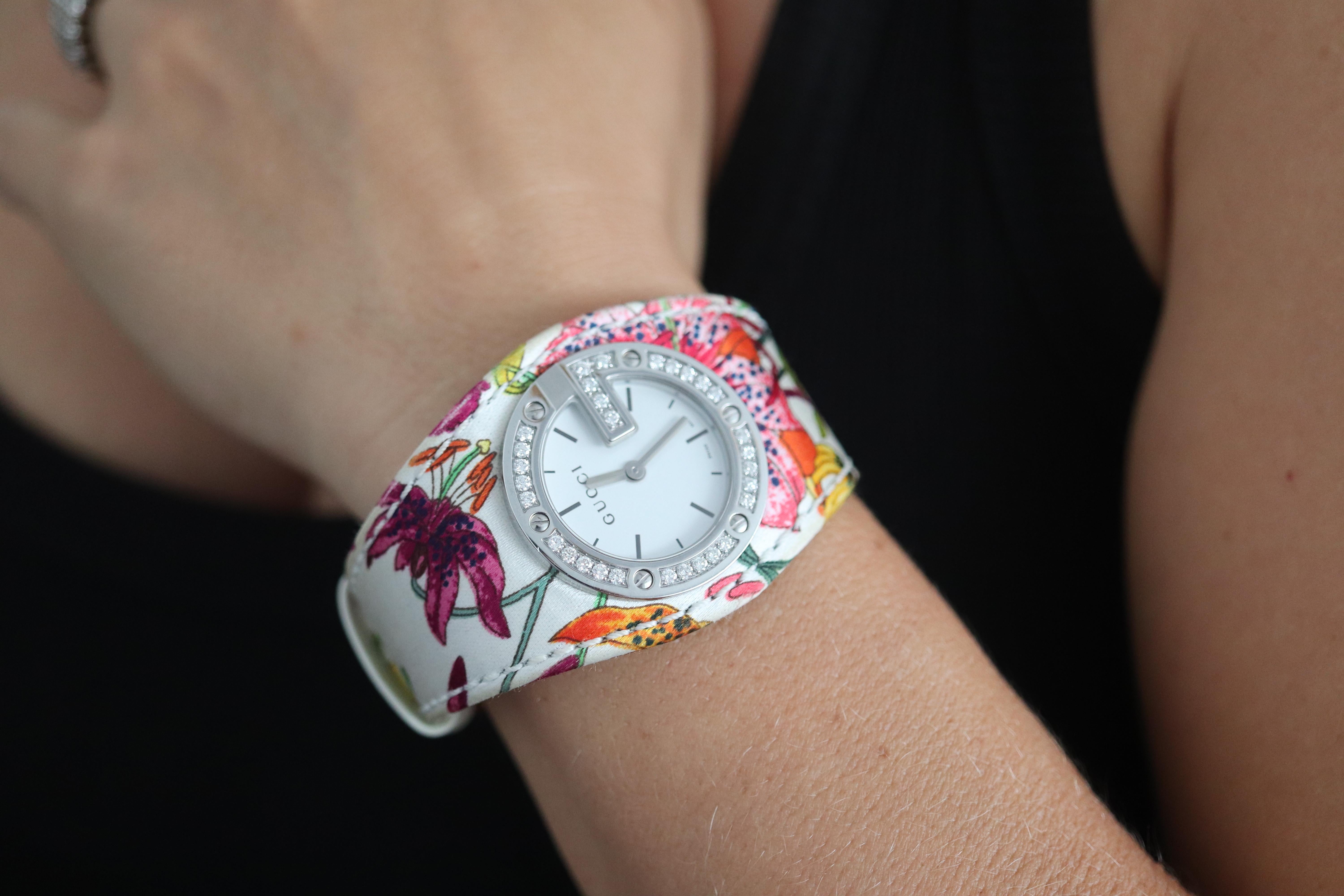 Reloj redondo Gucci auténtico. Gframe con bisel de diamantes.

104 Número de referencia. Pulsera Gucci personalizada Flor de colores con diamantes.

Edición especial de 2005.

Es un reloj muy divertido. Esfera blanca.


Estado: Batería nueva.