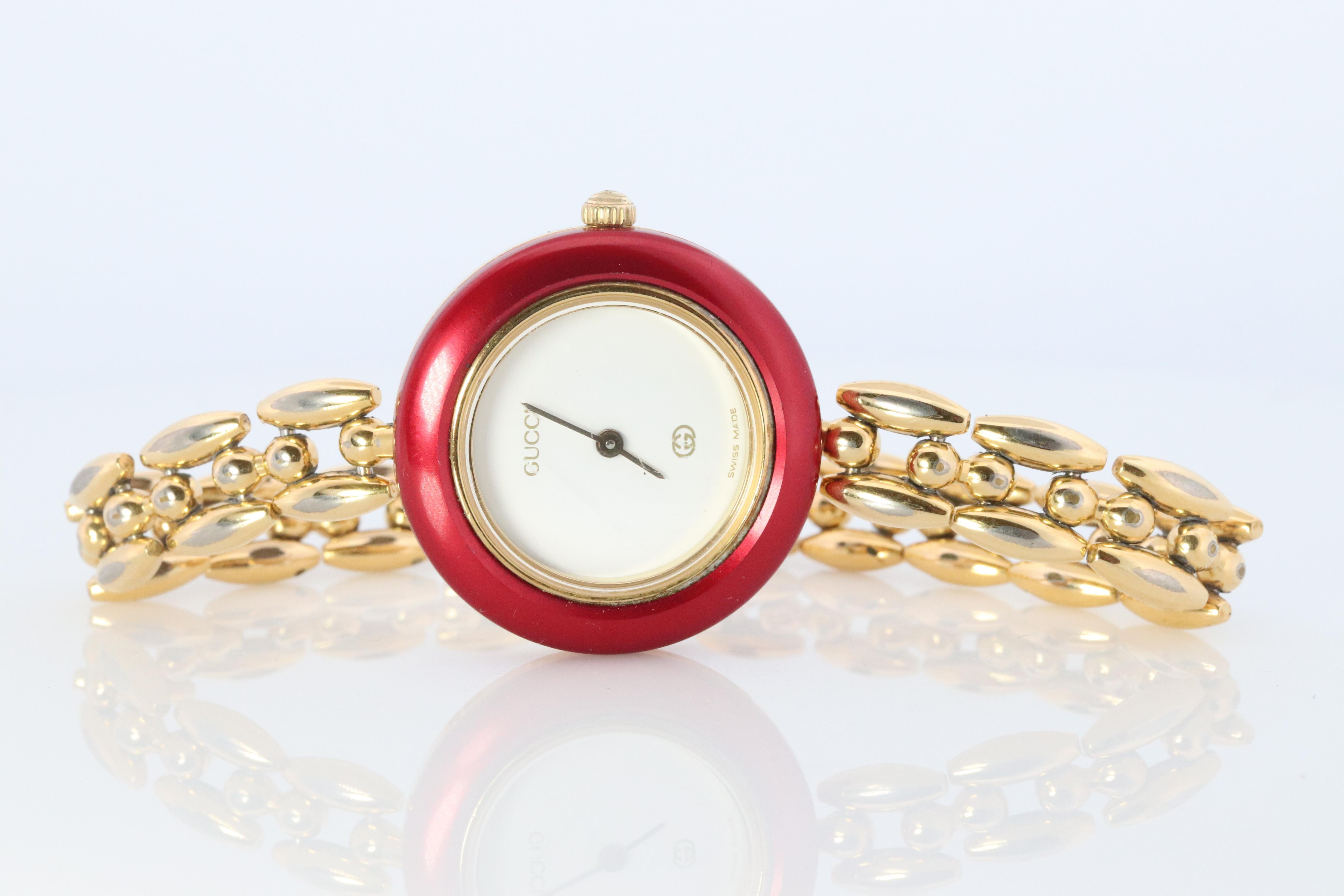 Montre Gucci véritable 

11/12 Numéro de référence.

Ton or blanc avec lunette interchangeable - Un seul inclus Rouge illustré.

Bracelet à maillons en chaîne. Plaqué or. 

Condit : Nouvelle batterie. 


Détails :
Boîtier rond de 26 mm
Poignet de