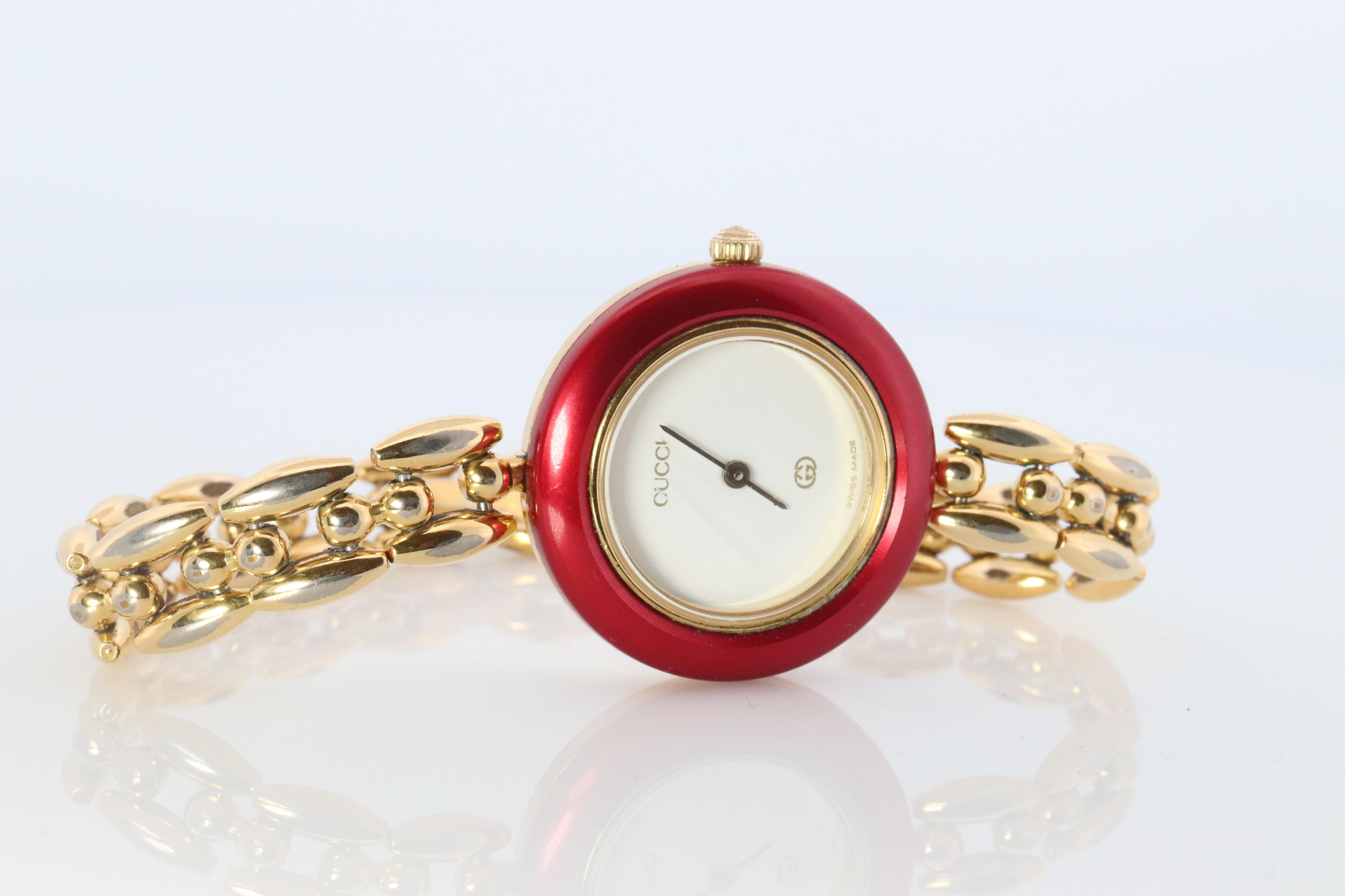 Moderne GUCCI Montre vintage à quartz 11/12. Montre-bracelet Gucci BEZEL en or pour femmes en vente