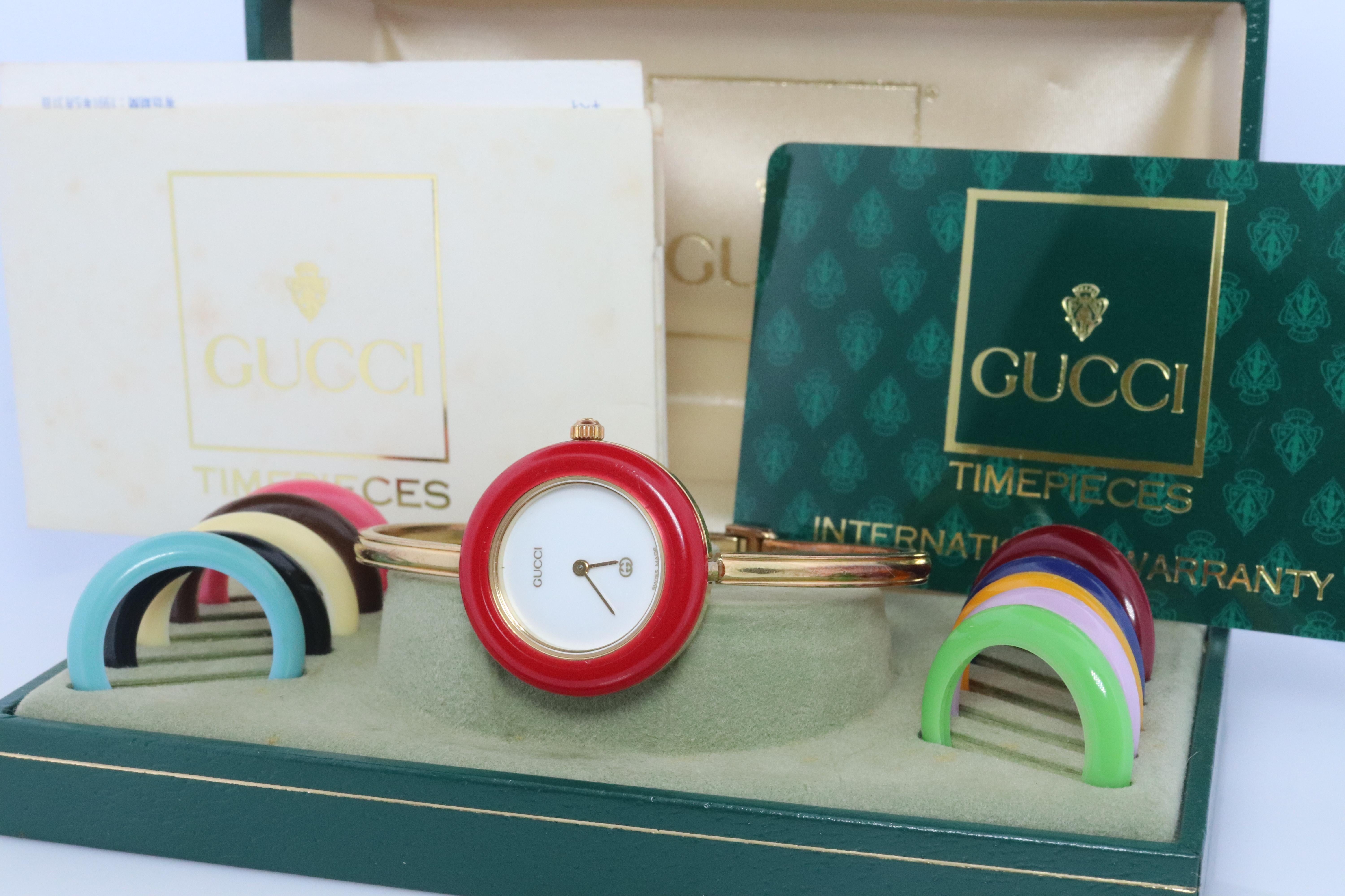 Echte Gucci Uhr.

11/12 Referenznummer.

Gold-Ton mit austauschbaren Lünetten.

Original-Box, Original-Papiere und Gucci-Card inbegriffen

Zustand: Neue Batterie. Kommt mit Originalverpackung und originalen Blenden. Bitte überprüfen Sie die Fotos