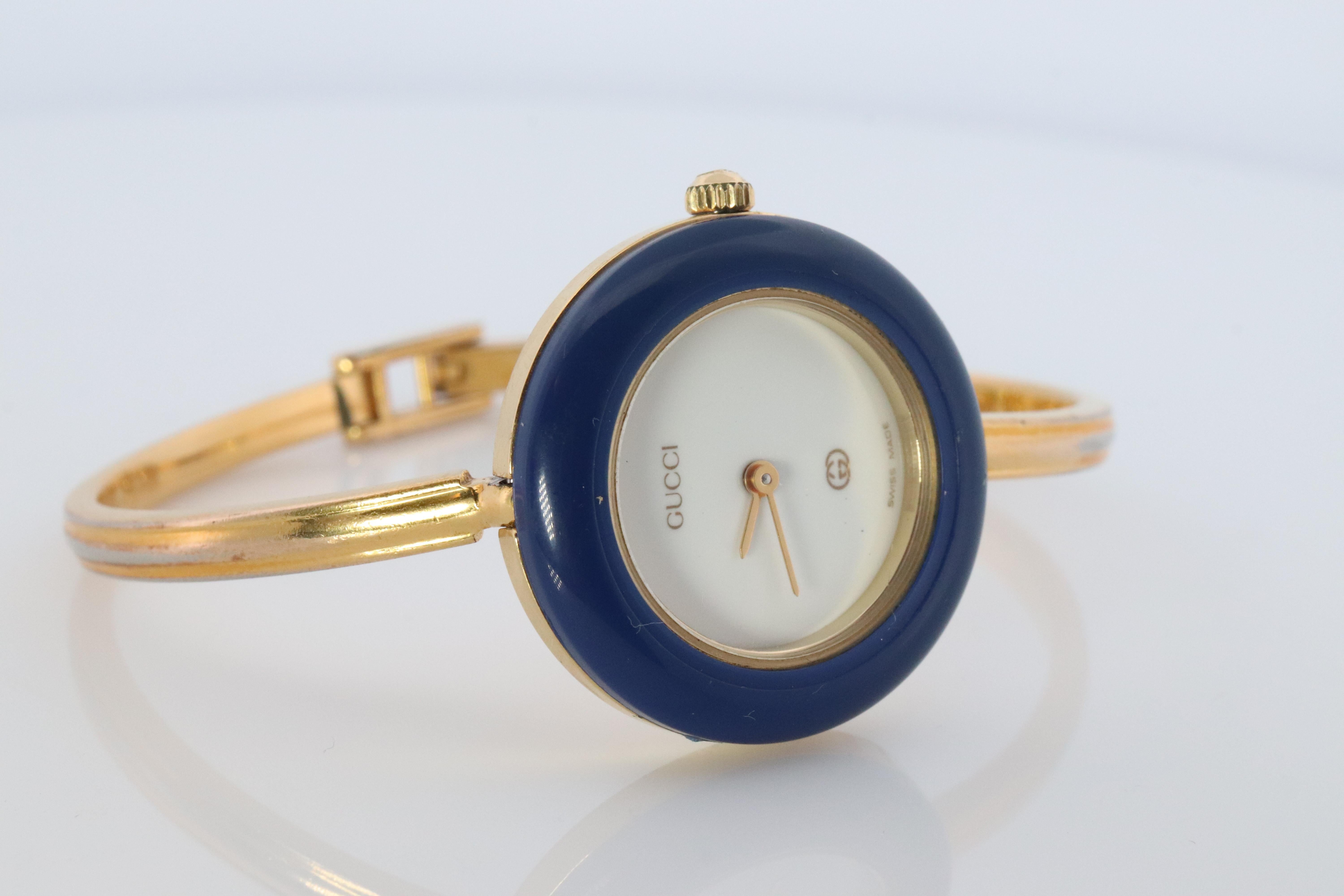 Genuine Gucci Watch.

11/12 Reference number.

Gold Tone with interchangeable bezels.

Original Box

Condition: New battery. Comes with original box and original bezels. Please review photos for colors.


Details:
26mm round Case