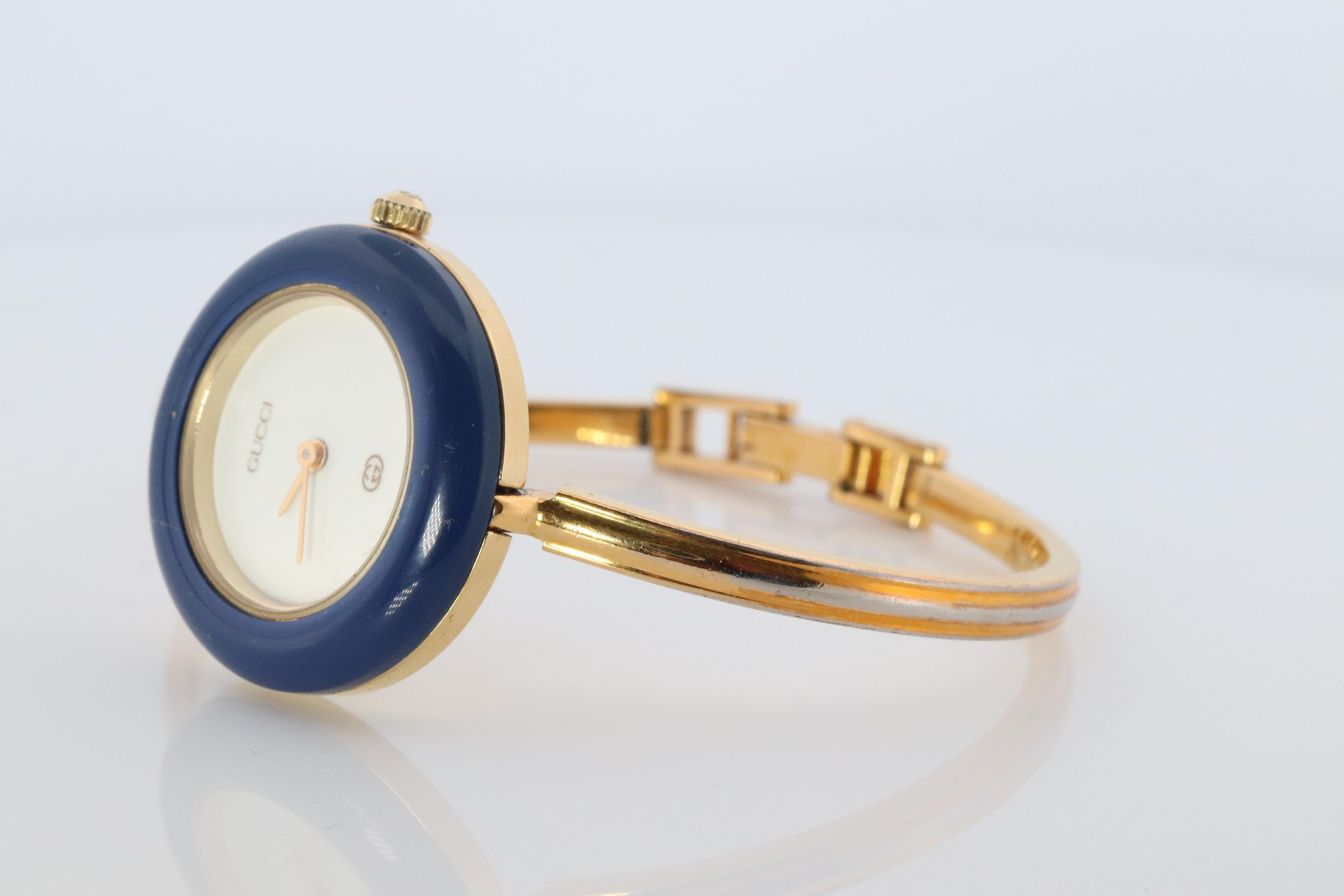 Vintage GUCCI Quartz 11/12  Watch. Gucci Ladies Bangle Interchange Bezel watch In Good Condition For Sale In Port Charlotte, FL