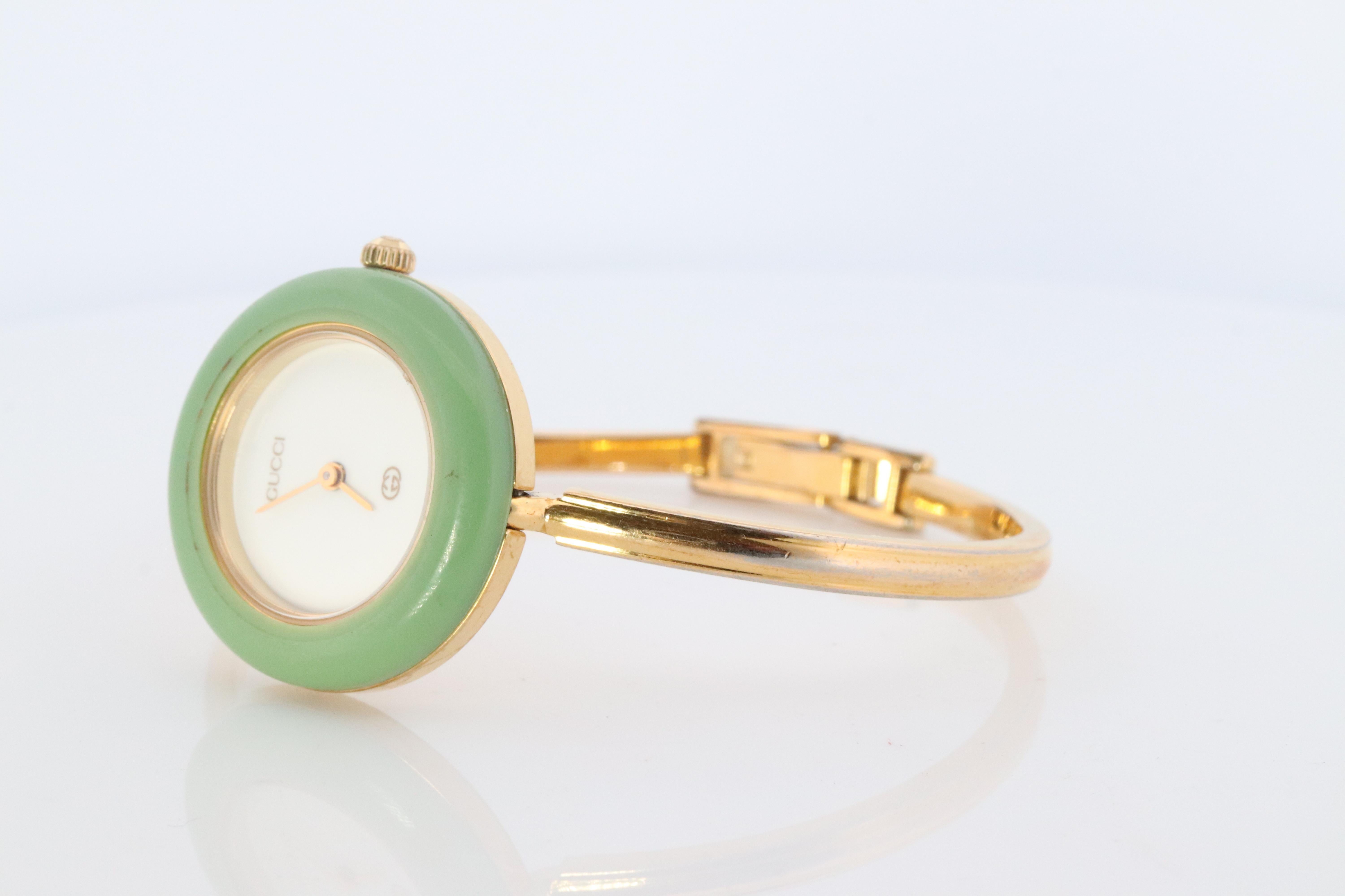Vintage GUCCI Quartz 11/12  Watch. Gucci Ladies Bangle Interchange Bezel watch In Good Condition For Sale In Port Charlotte, FL